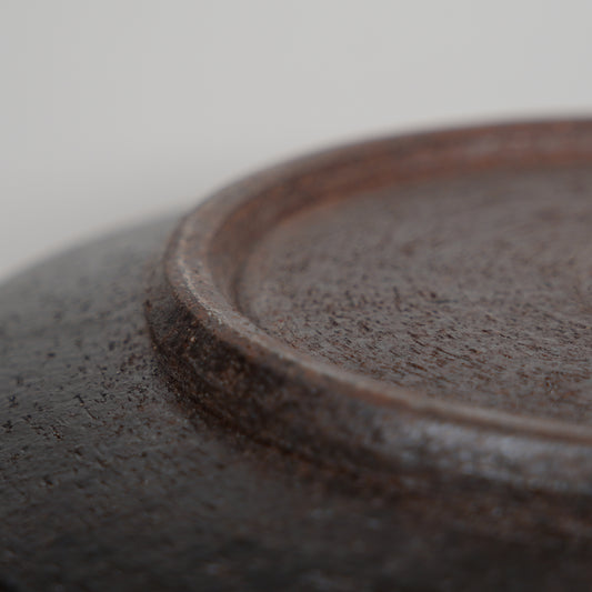 Runde schwarze Teller