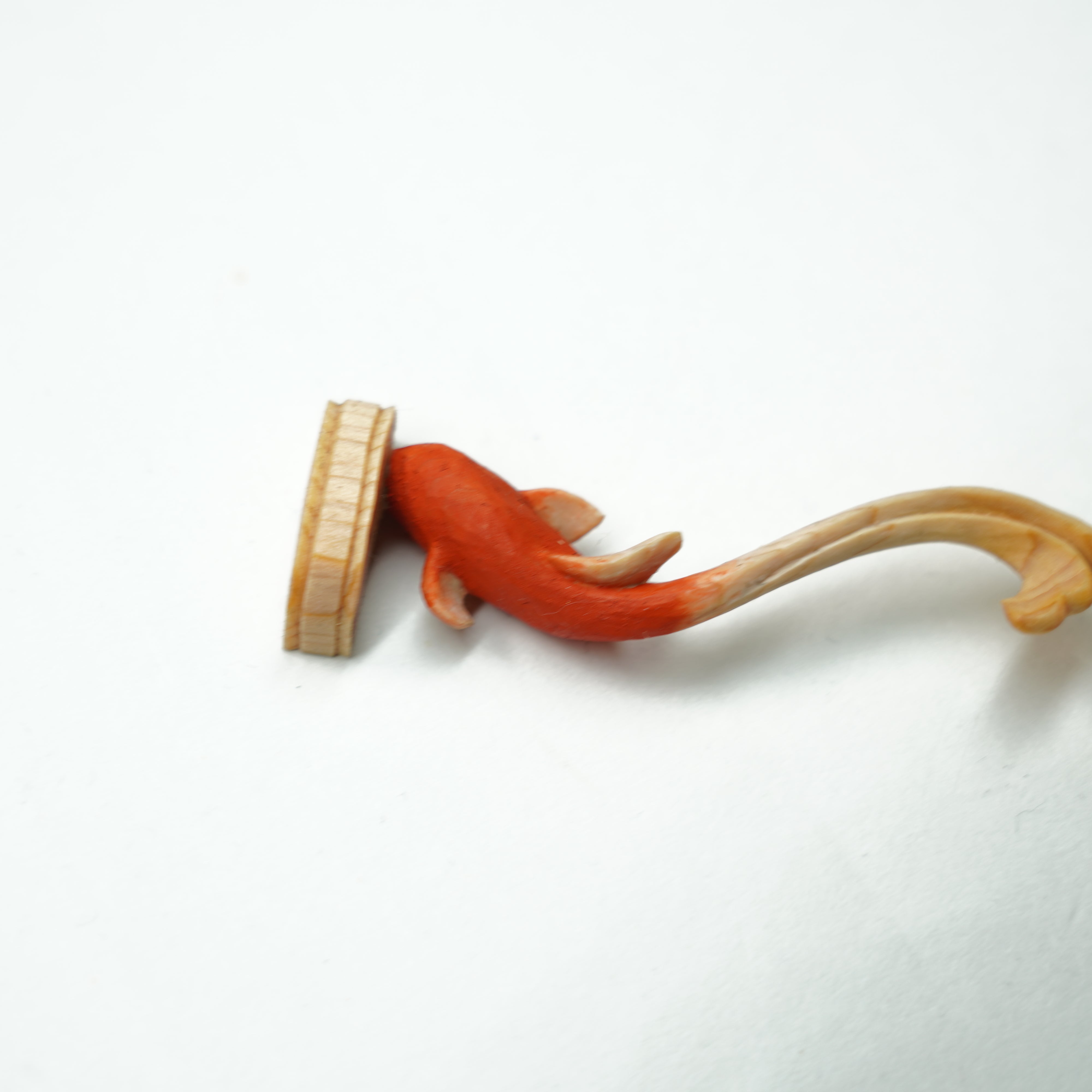 Reposo en pluma / pez dorado 2