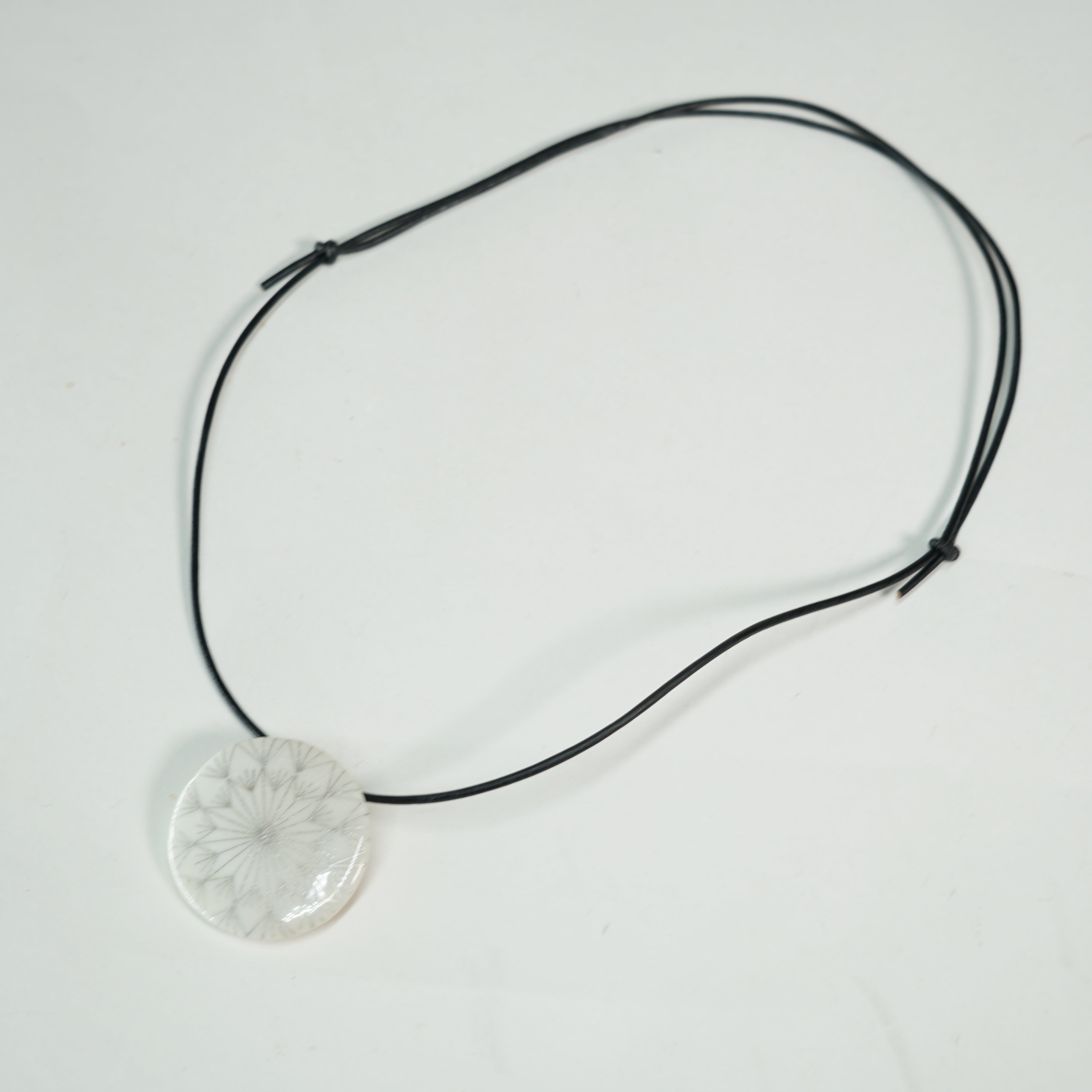 Colgante de kirikane / pluma