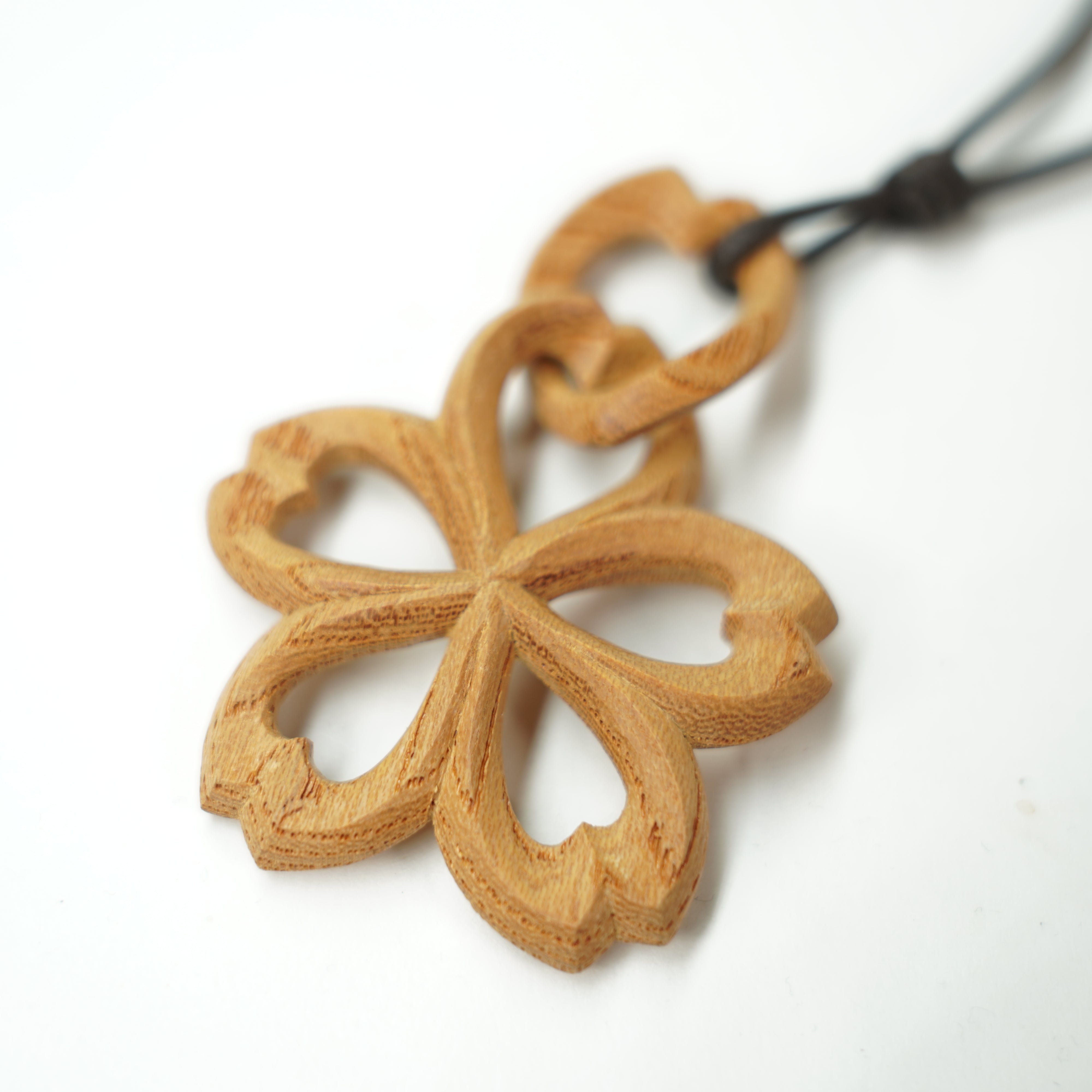 Holzschnitzkette / Kirschblüte