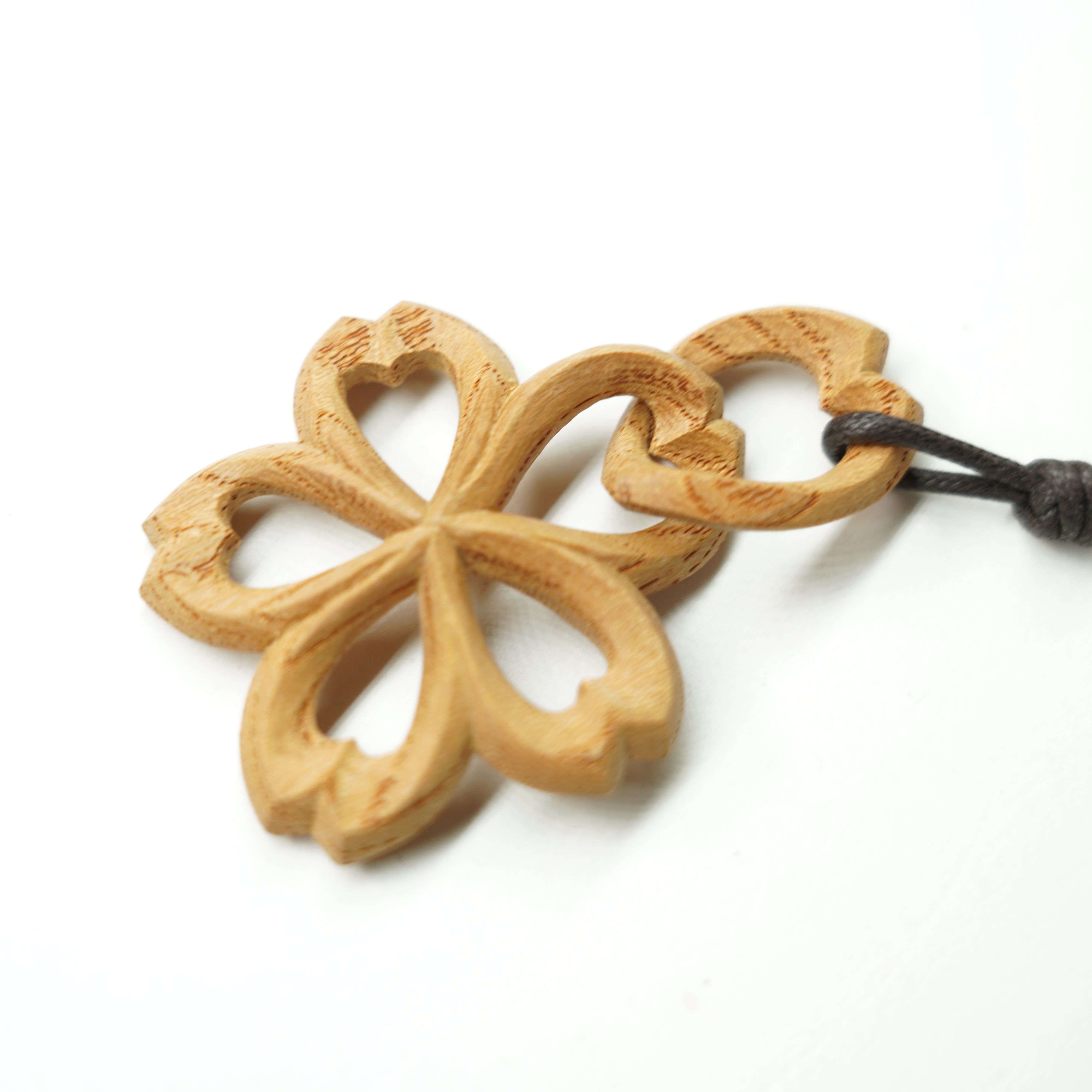 Holzschnitzkette / Kirschblüte
