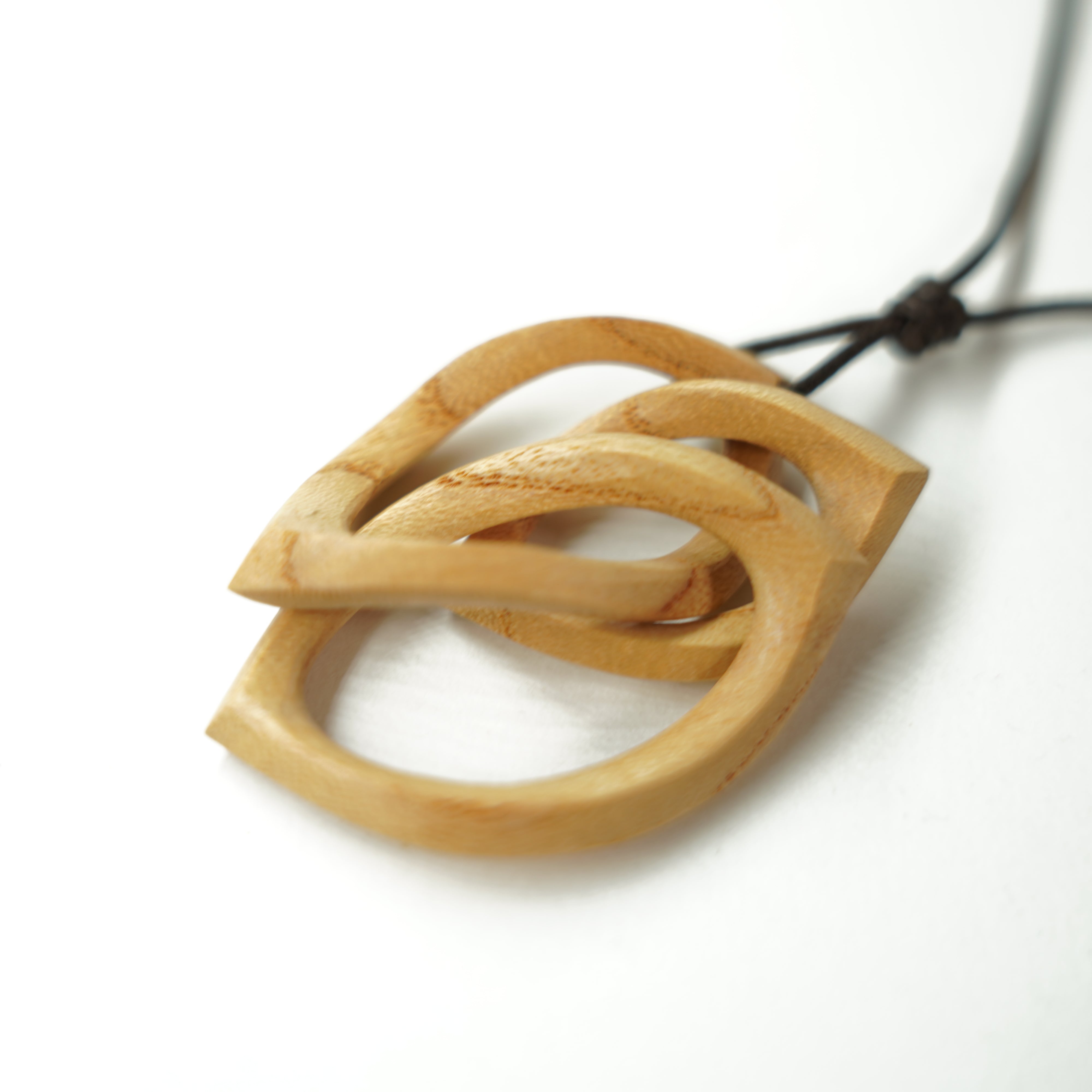 Necklace / Triple Link / Leaf Motif