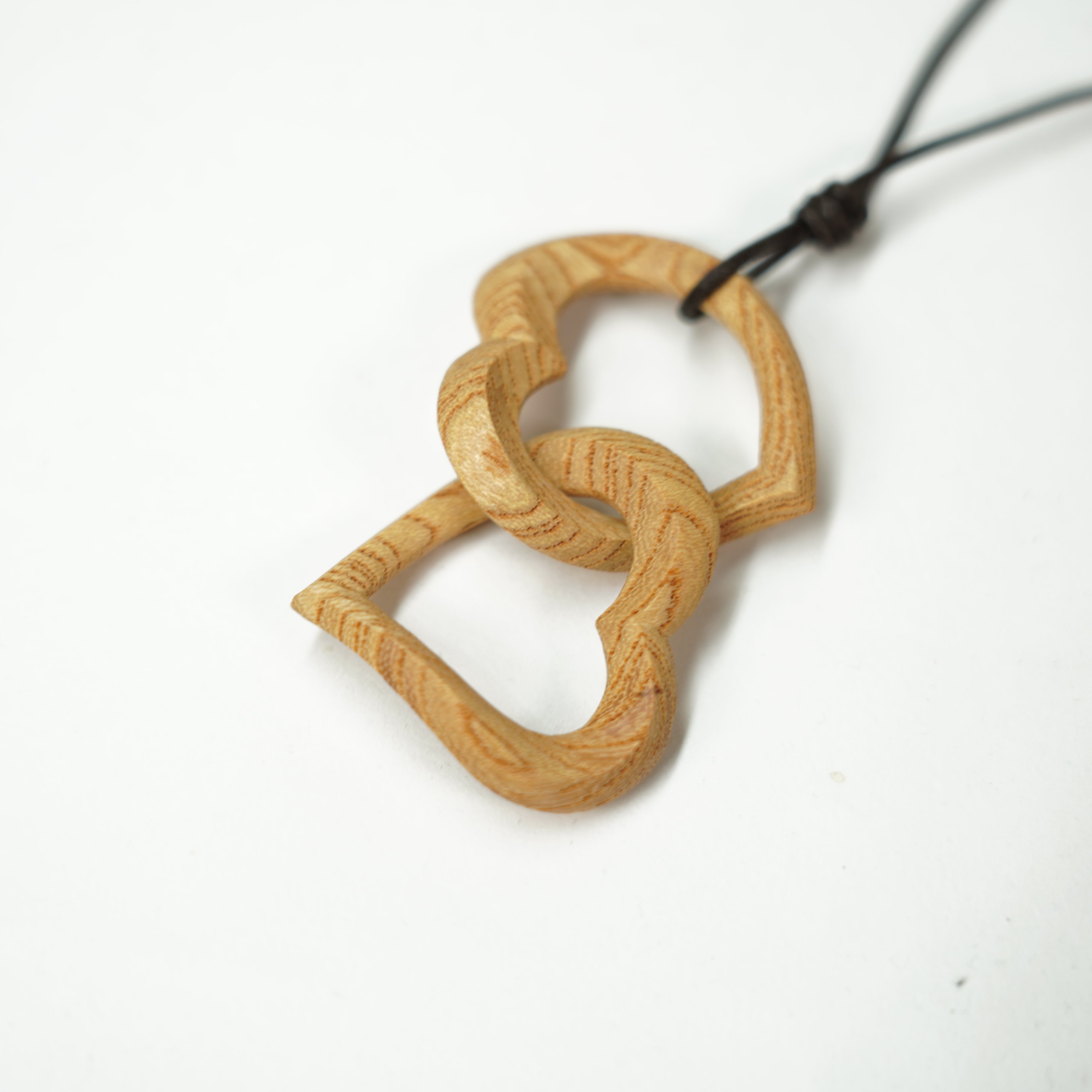 Collana / cuore intagliato in legno 1