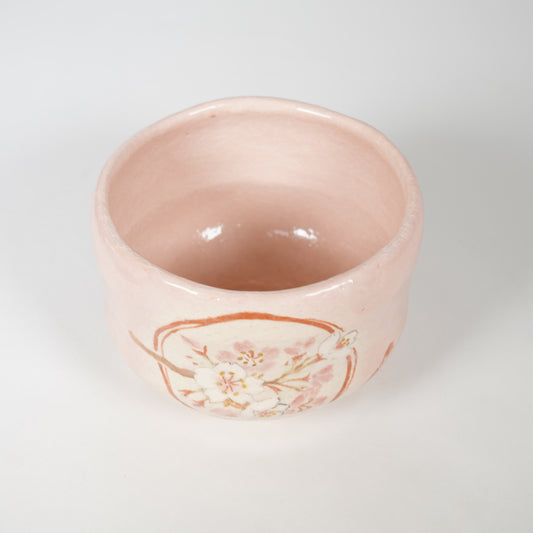فخار راكو / وعاء الشاي / إكليل من أزهار الكرز