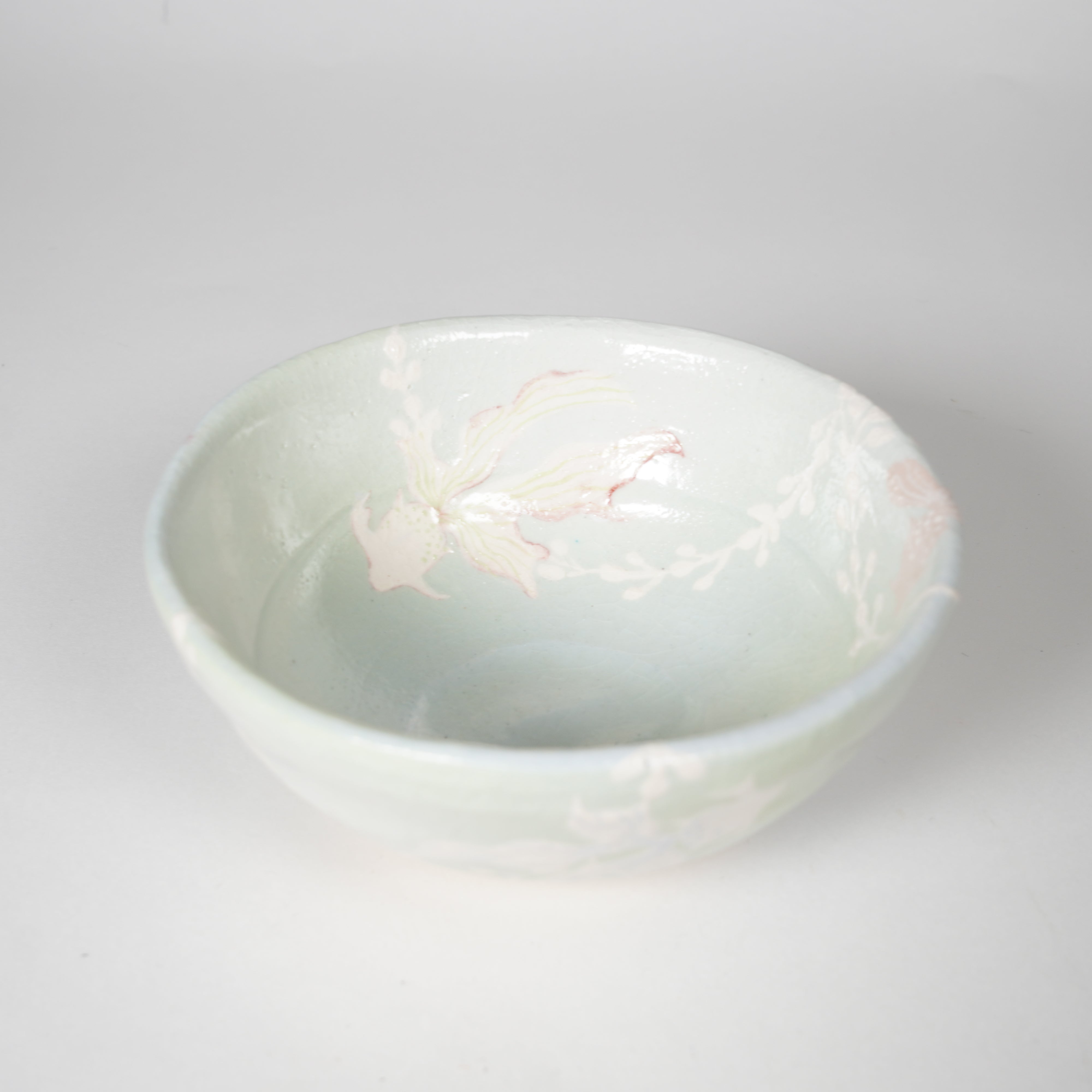 Raku -Töpferwaren / flache Teeschale / Goldfisch