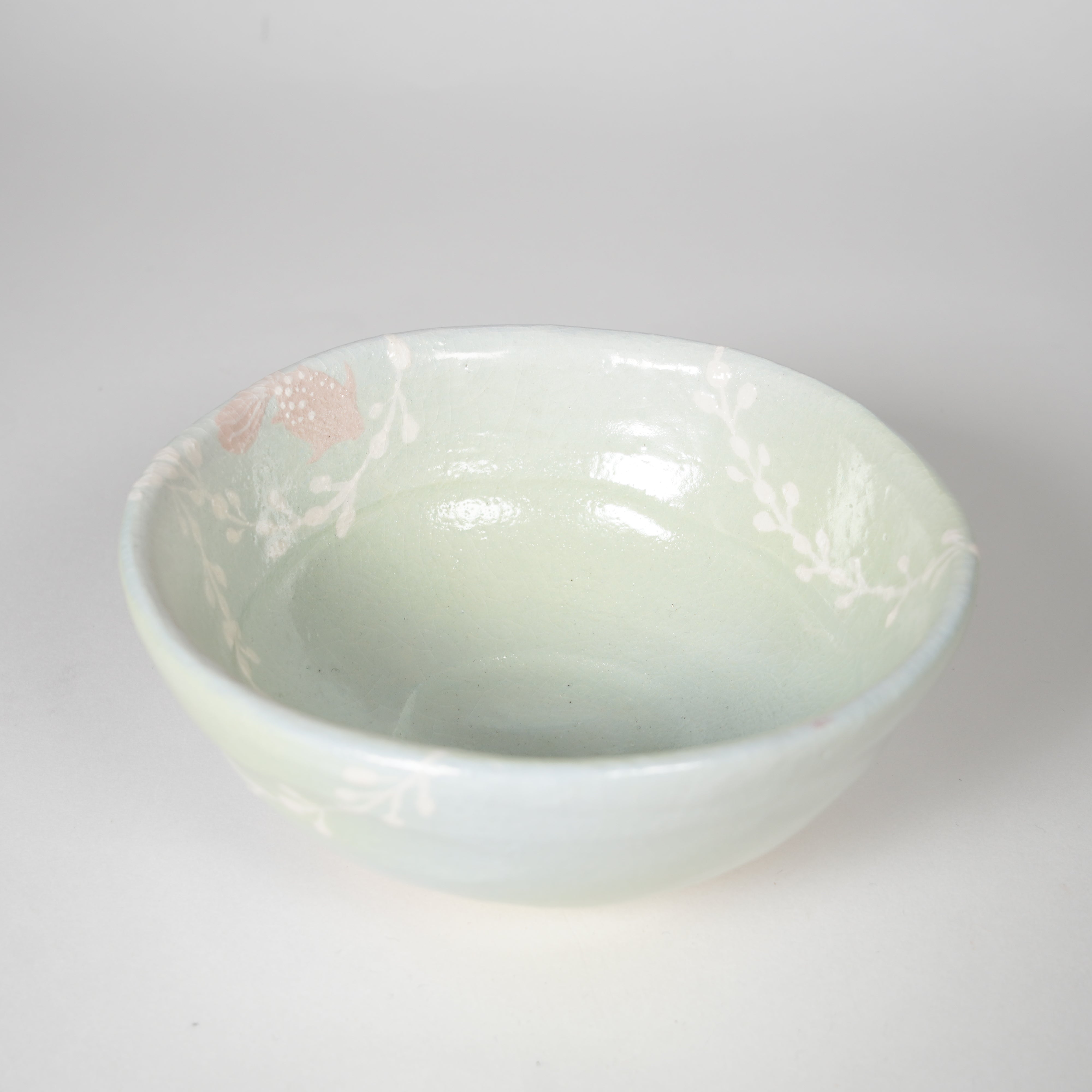 Raku -Töpferwaren / flache Teeschale / Goldfisch