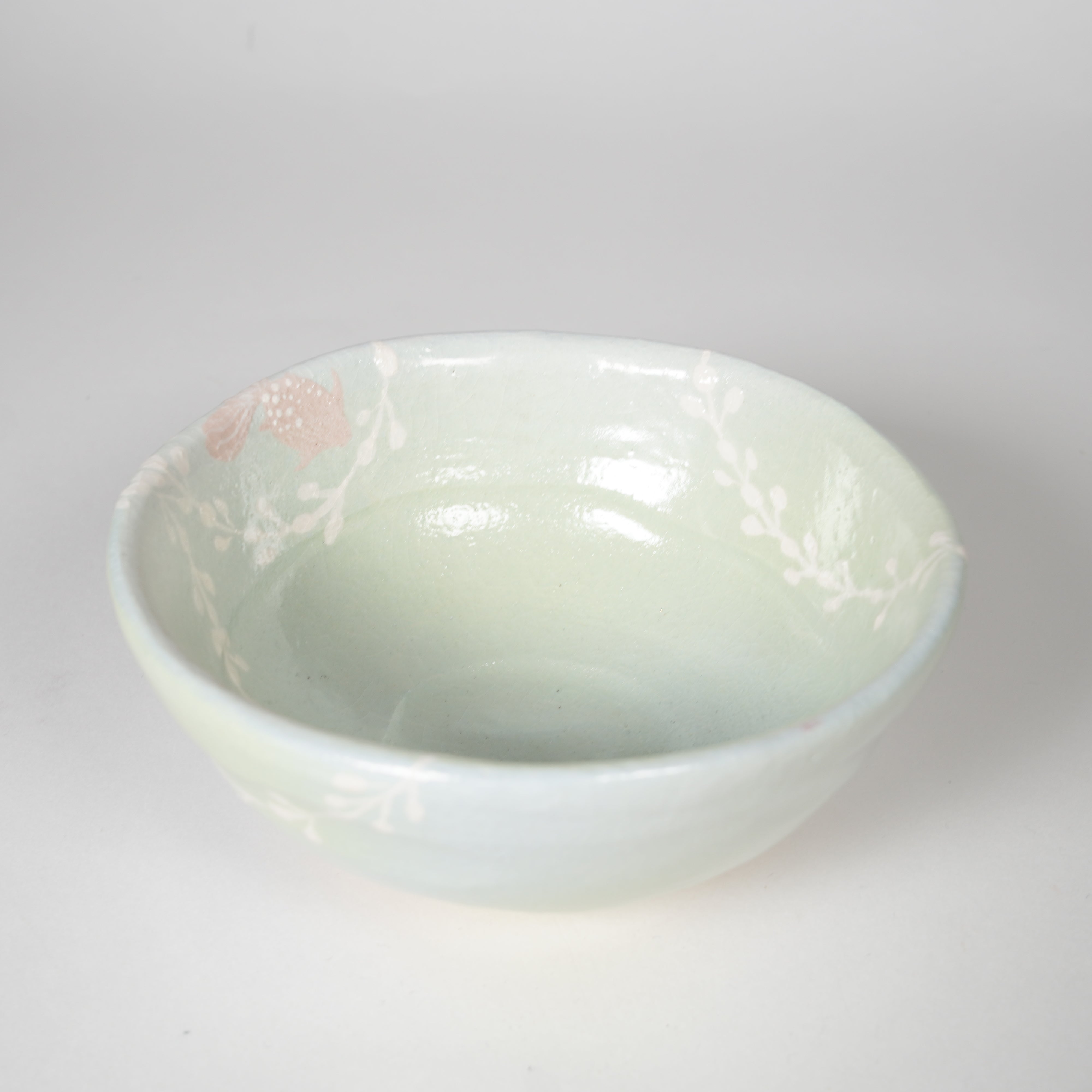 Raku -Töpferwaren / flache Teeschale / Goldfisch