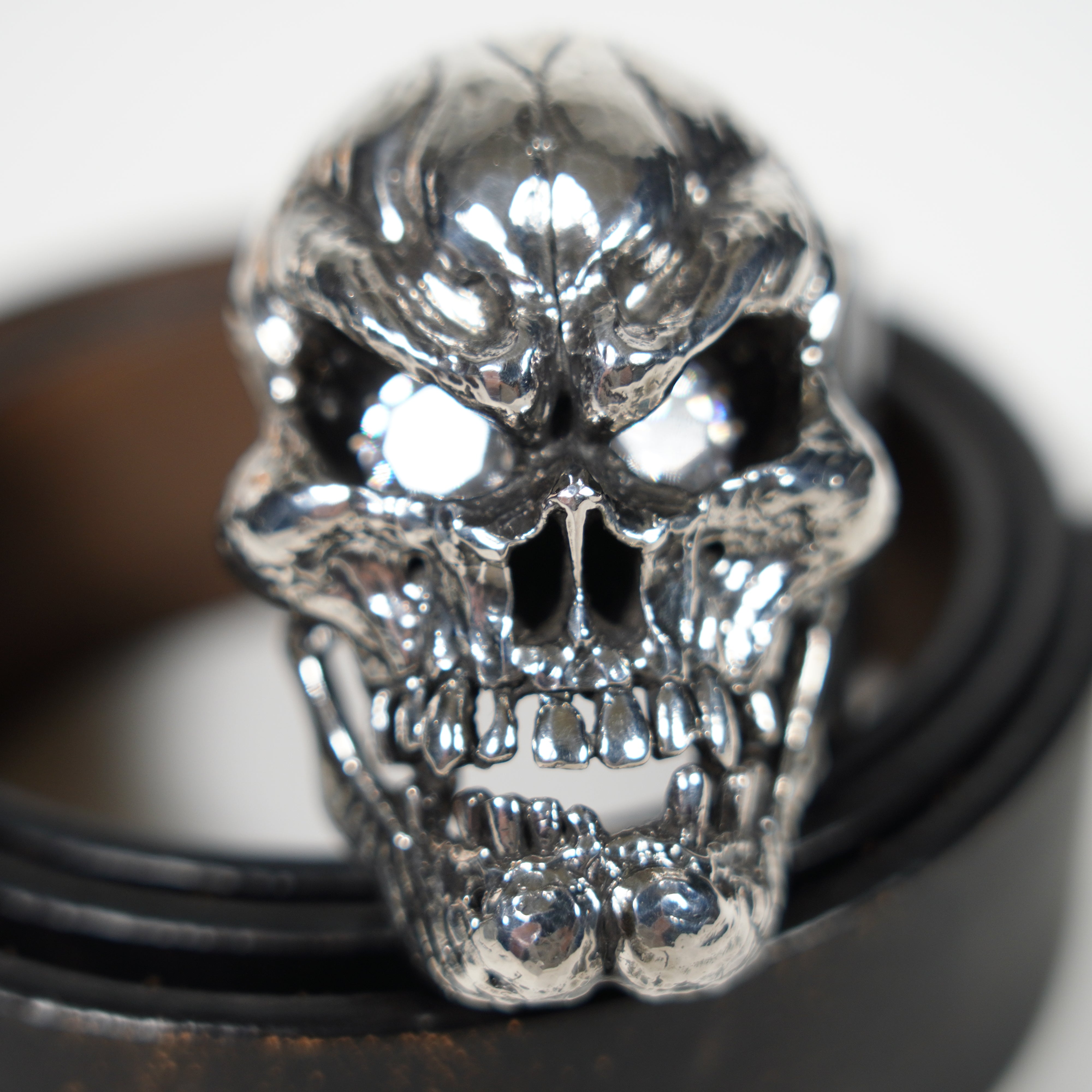 Fibbia in argento / cranio