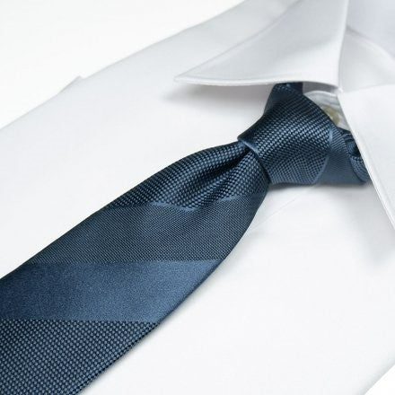 Cravate / bleu marine ordinaire - rayures à trois niveaux