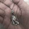 Detaillierte silberne Halskette / Gebetshände