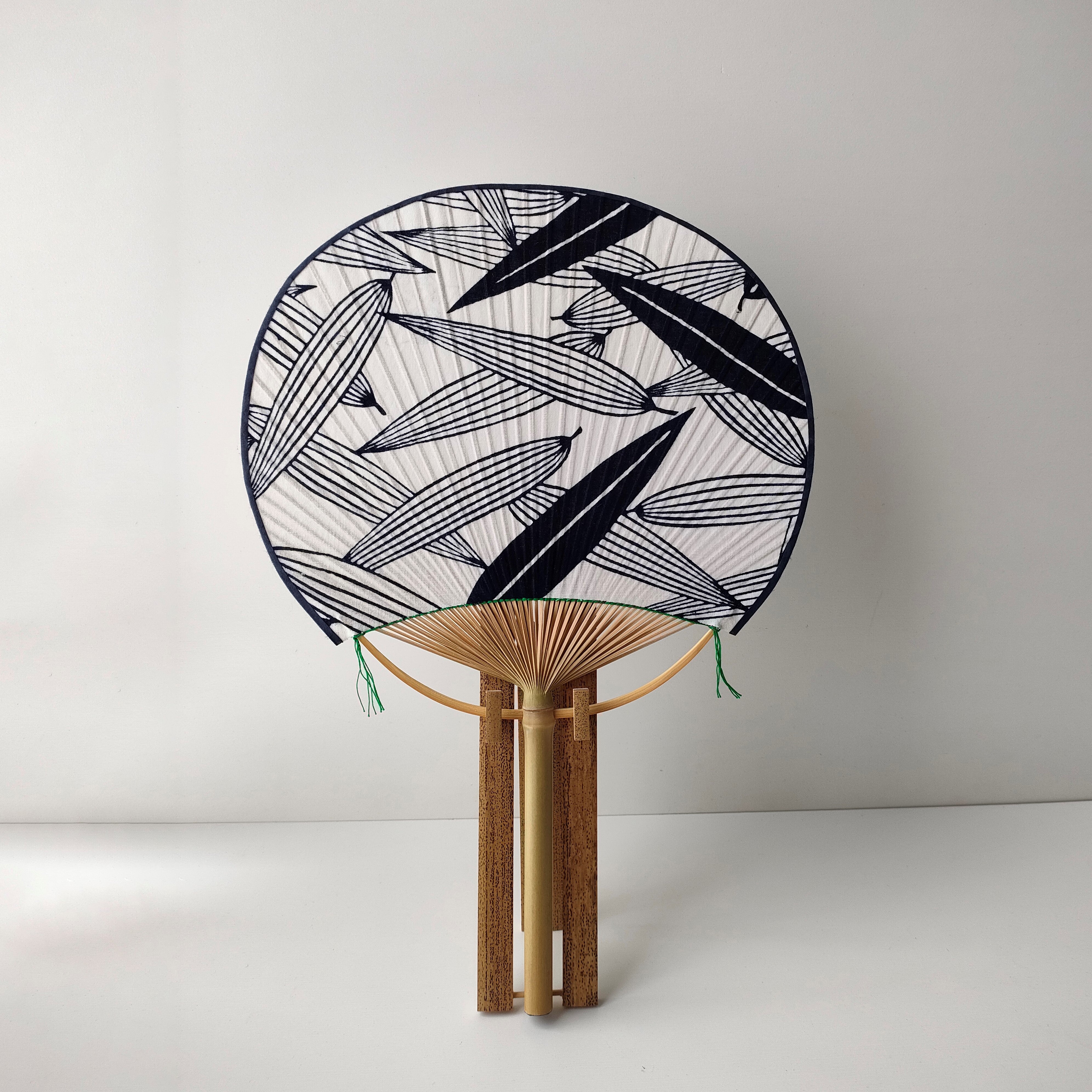 Fan / Bamboo Leaves / Round / Large