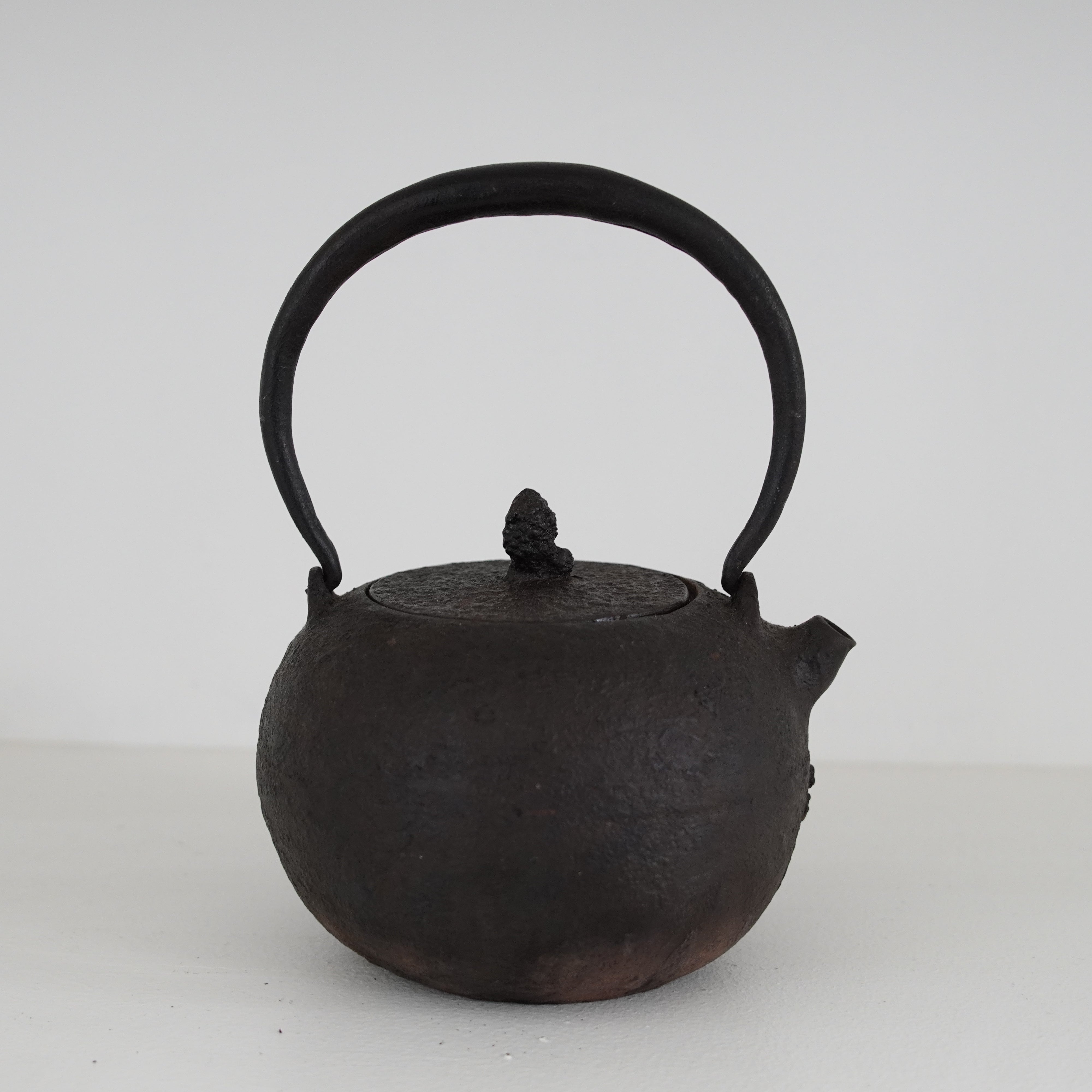 Iron Kettle / Light Snow / Round Shape