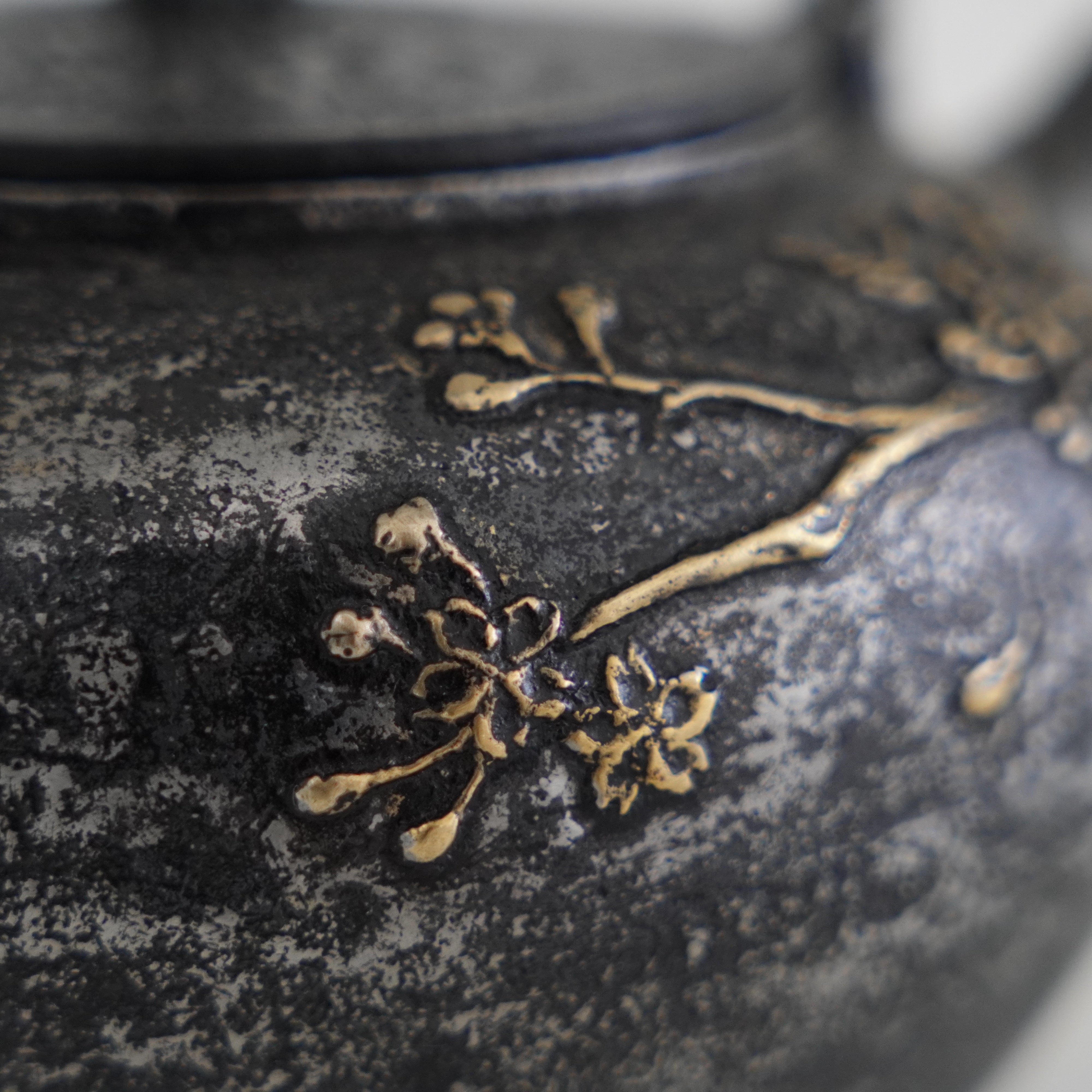 Iron Sand Kettle / Light Snow / Cherry Blossom