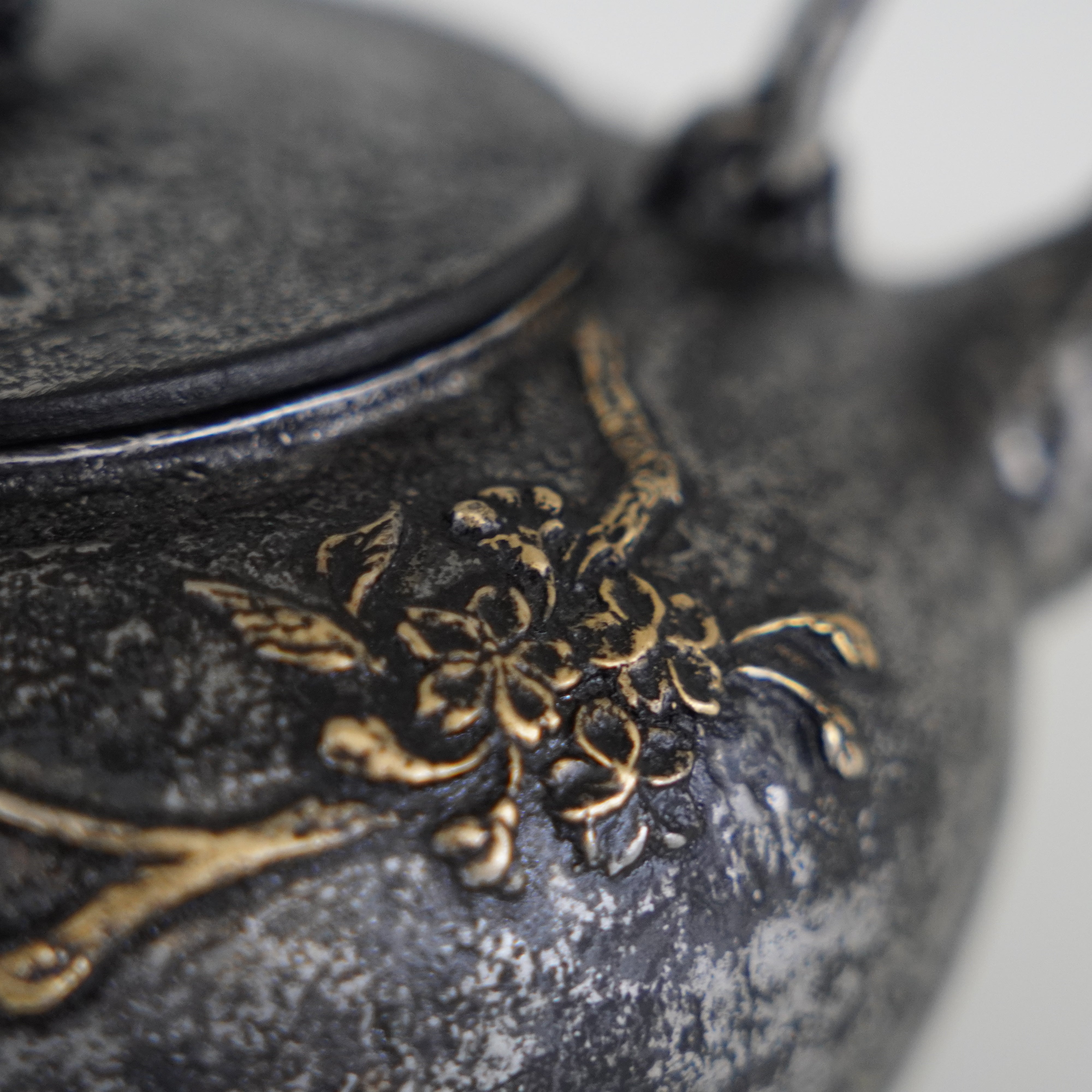 Iron Sand Kettle / Light Snow / Cherry Blossom