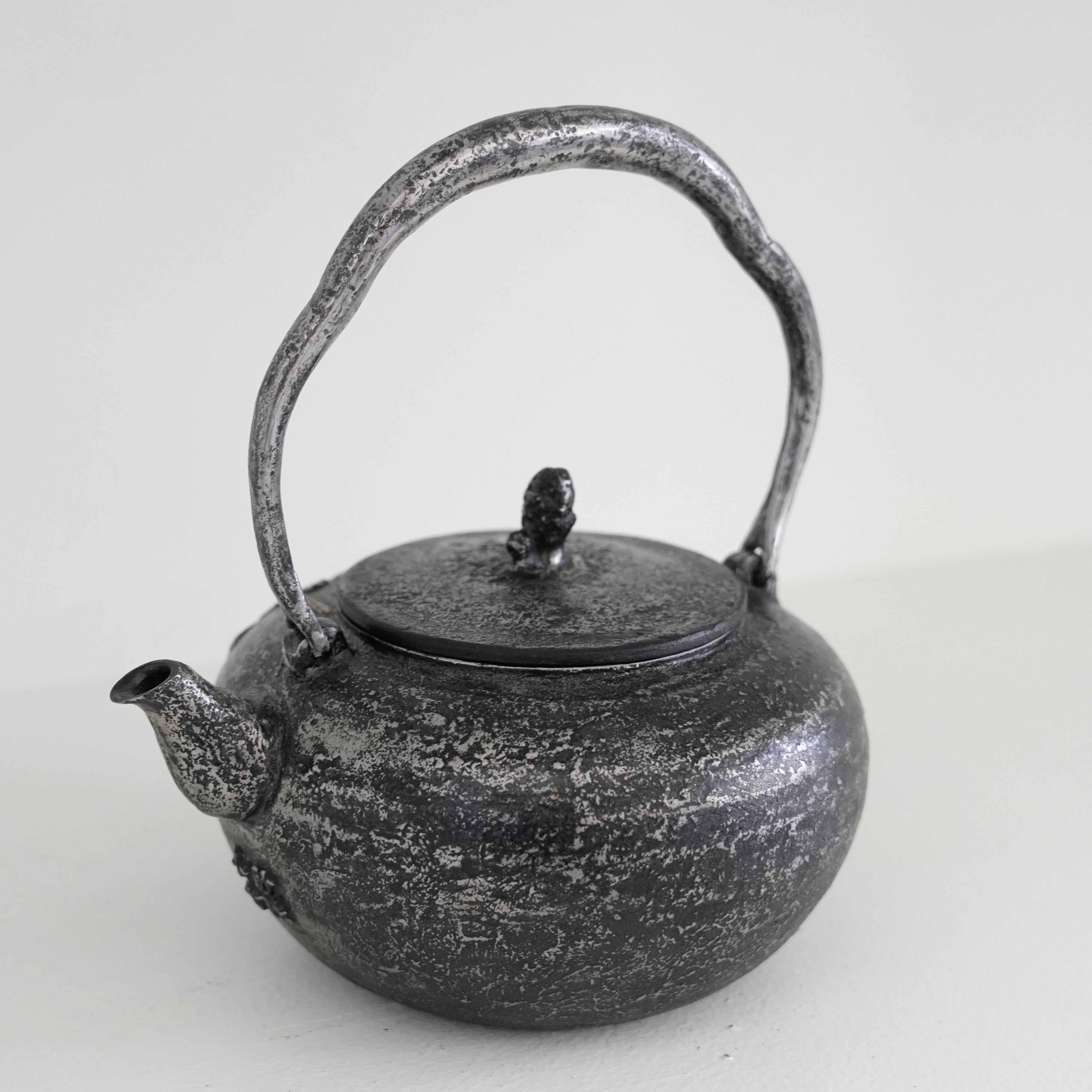 Iron Sand Kettle / Light Snow / Cherry Blossom