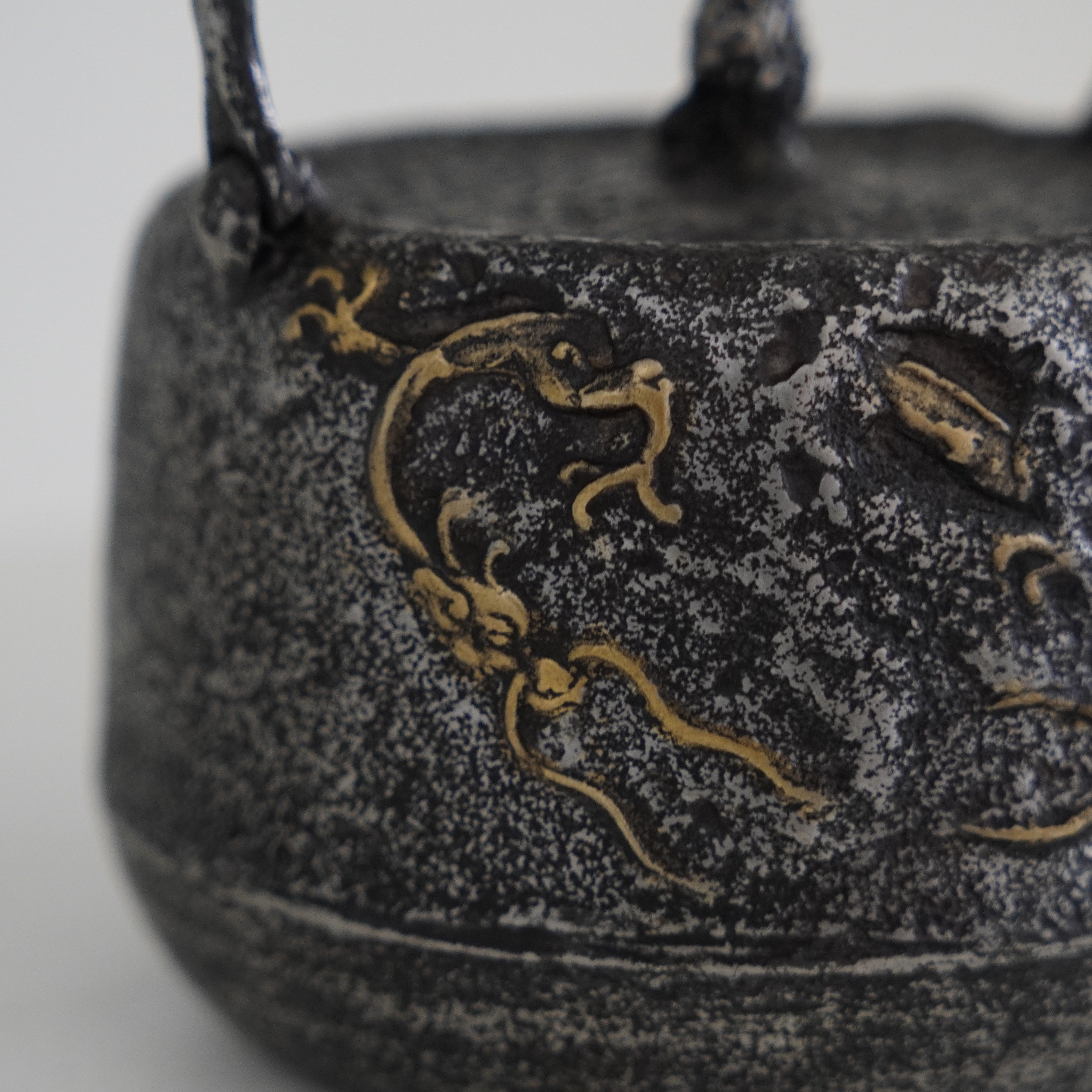 Iron Sand Kettle / Rain Dragon (Ama-ryu)