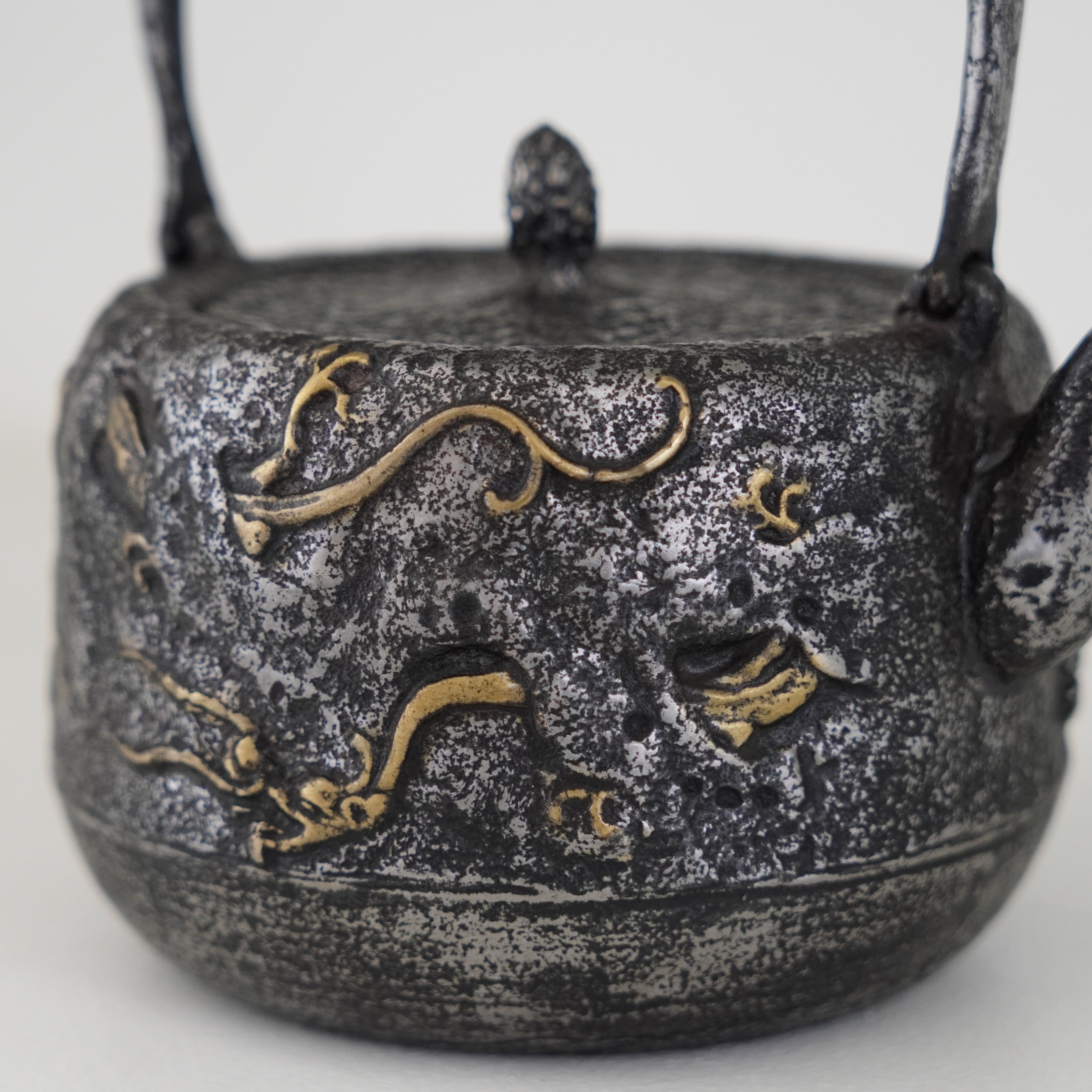 Iron Sand Kettle / Rain Dragon (Ama-ryu)