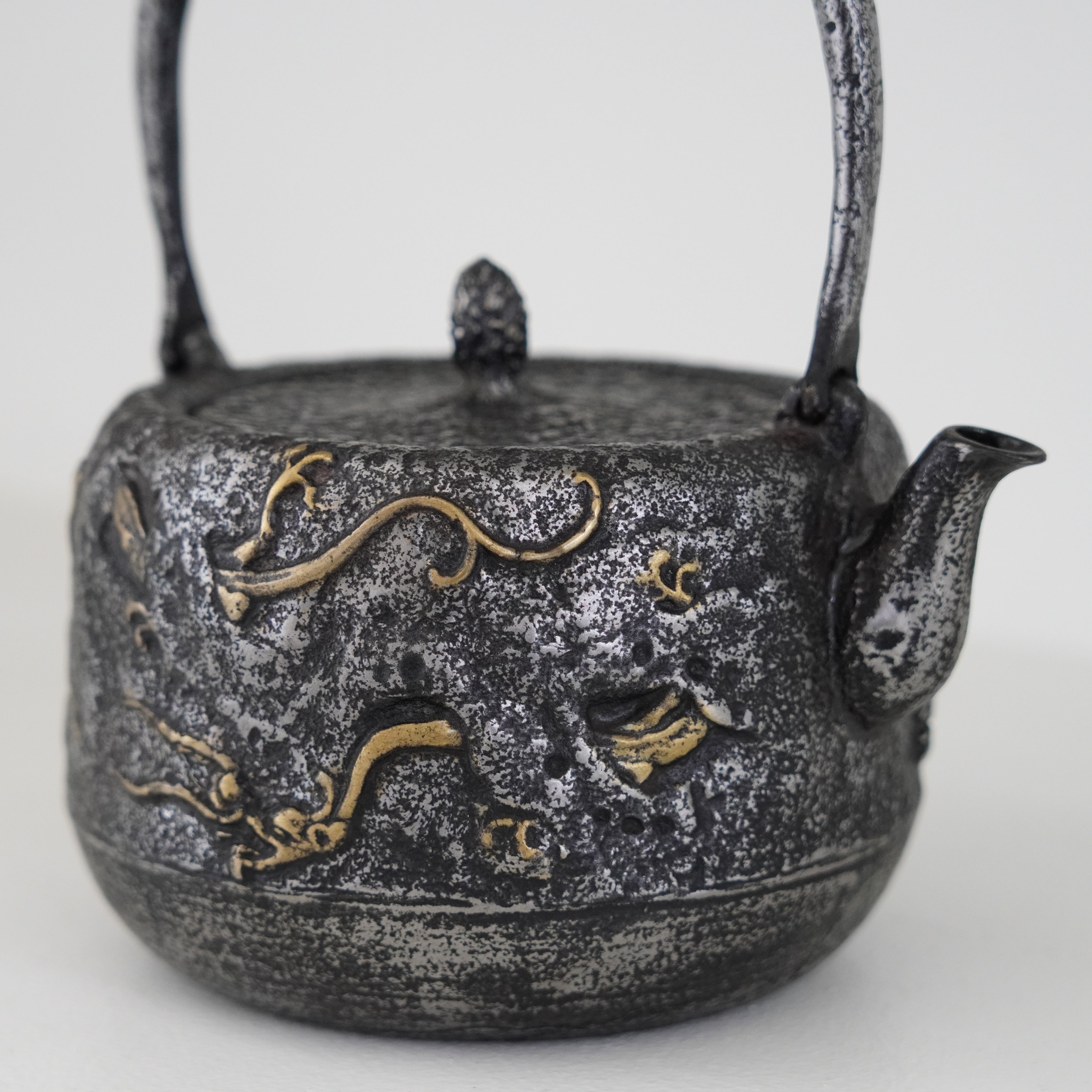 Iron Sand Kettle / Rain Dragon (Ama-ryu)