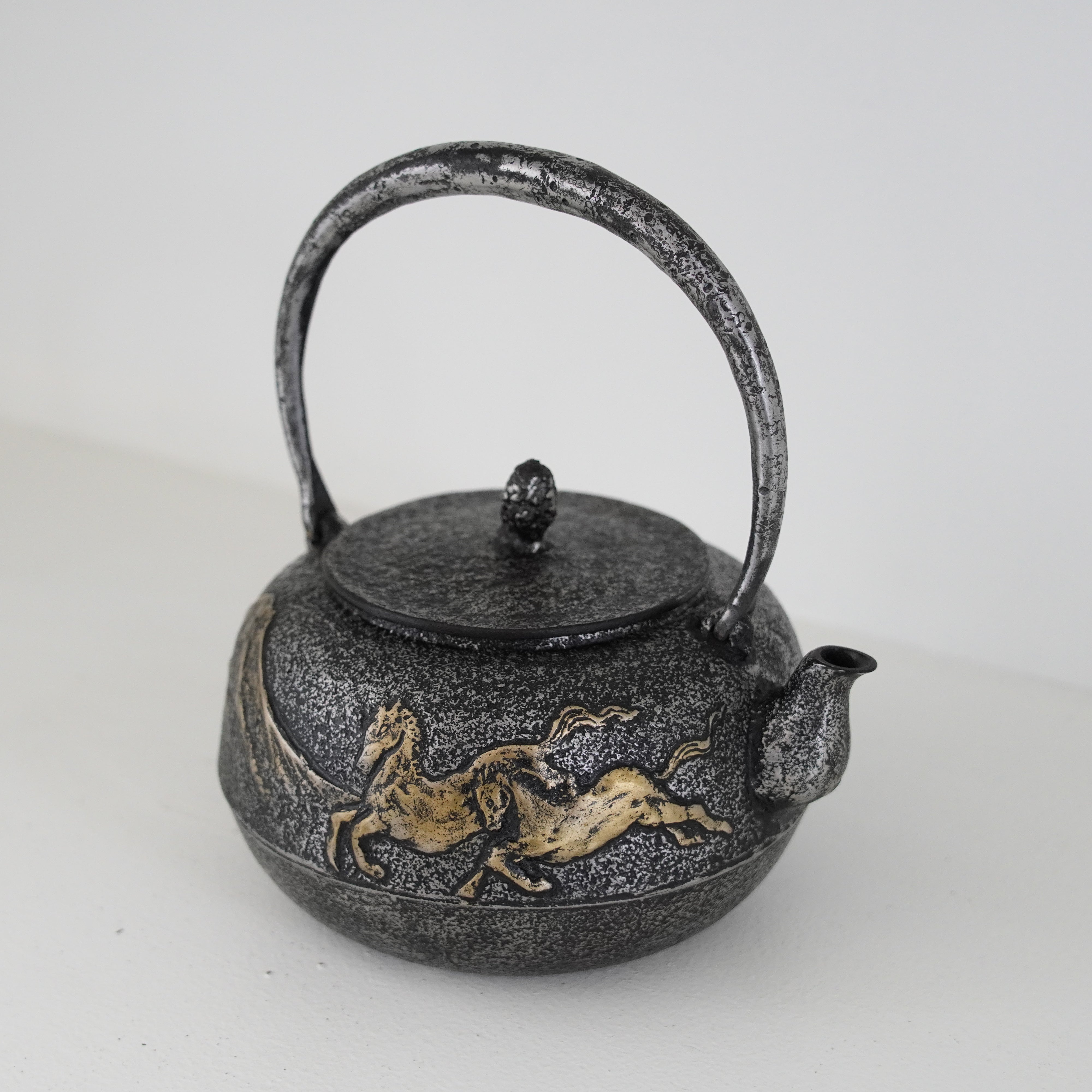Iron Sand Kettle / Mt.Fuji & Horse / Flat Round Shape