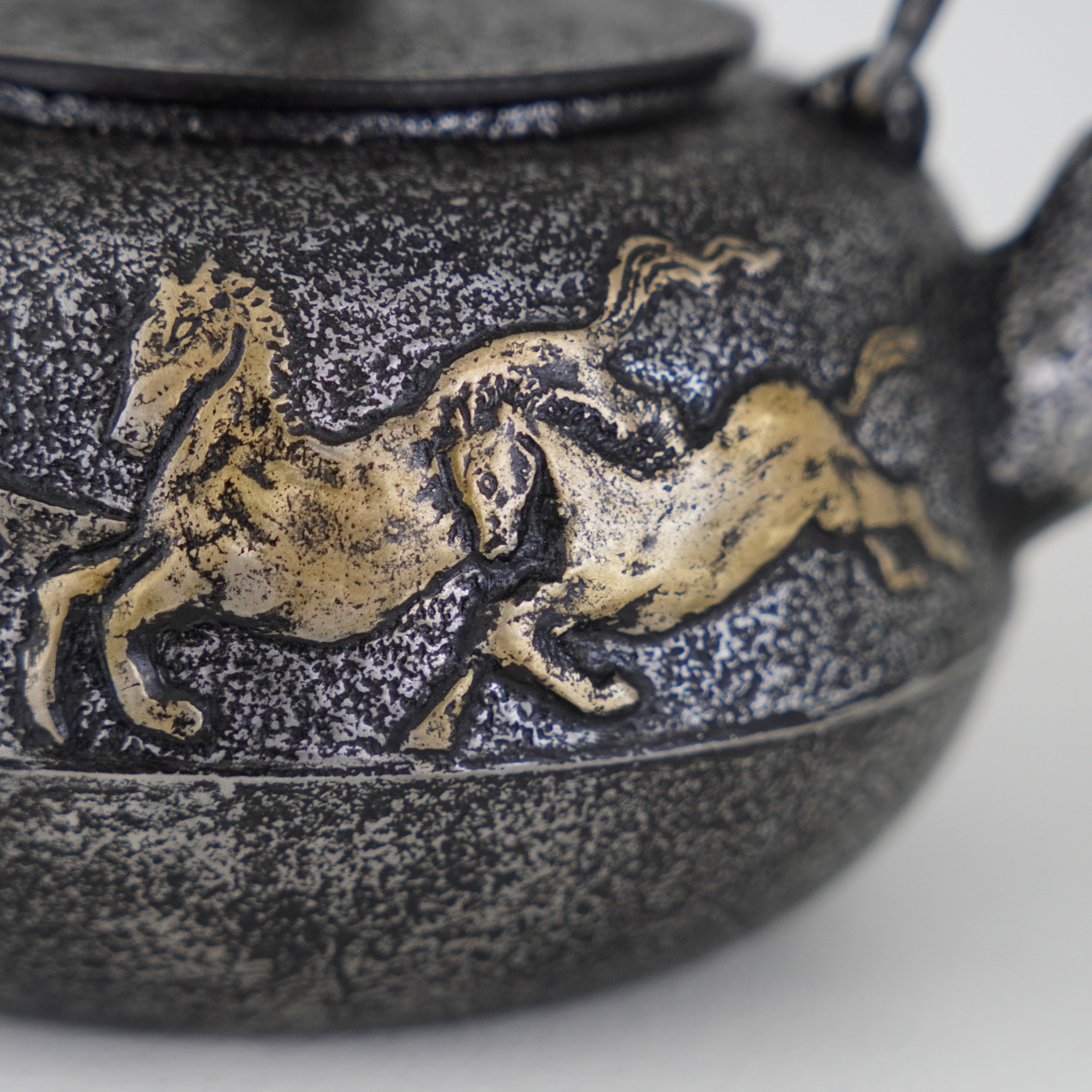 Iron Sand Kettle / Mt.Fuji & Horse / Flat Round Shape