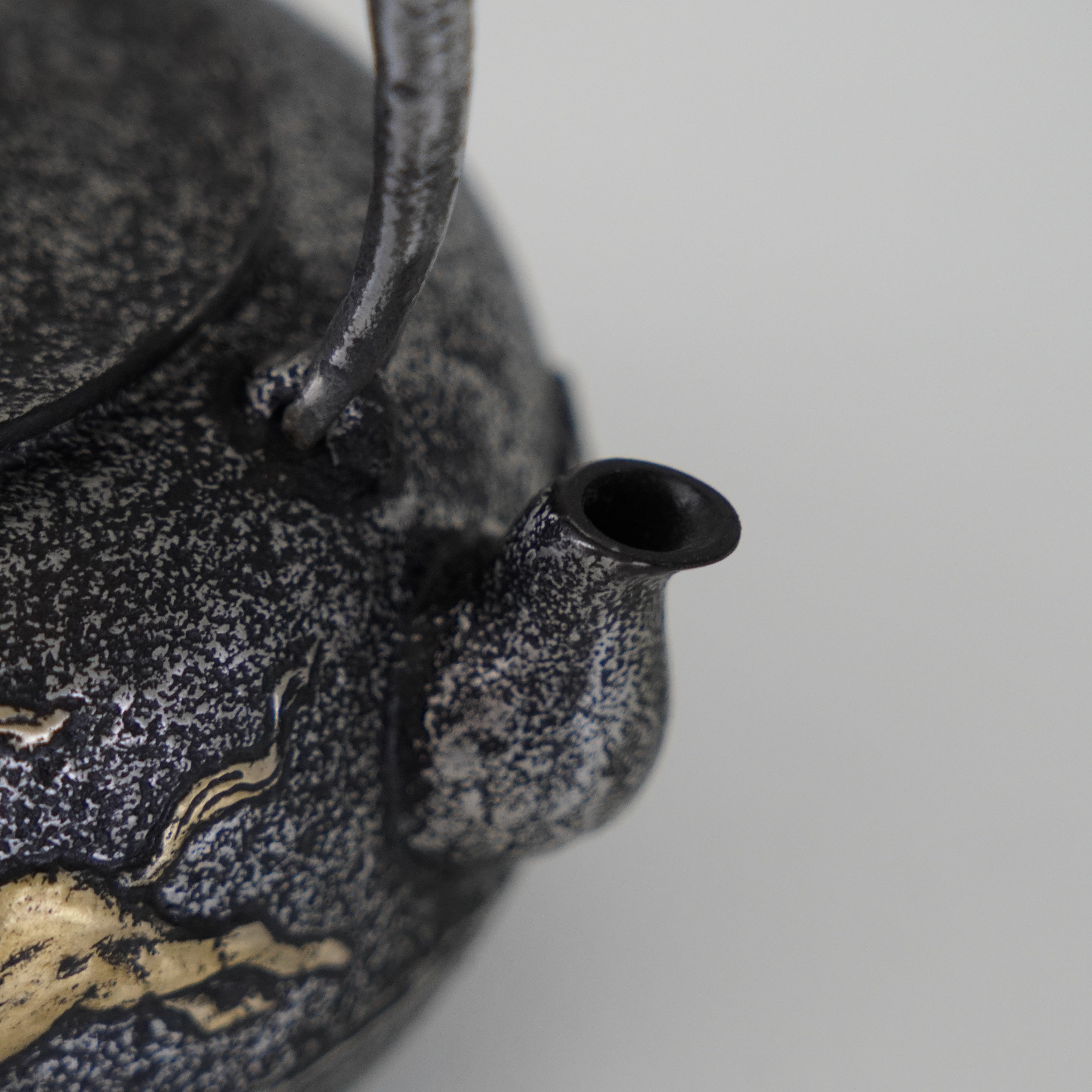 Iron Sand Kettle / Mt.Fuji & Horse / Flat Round Shape