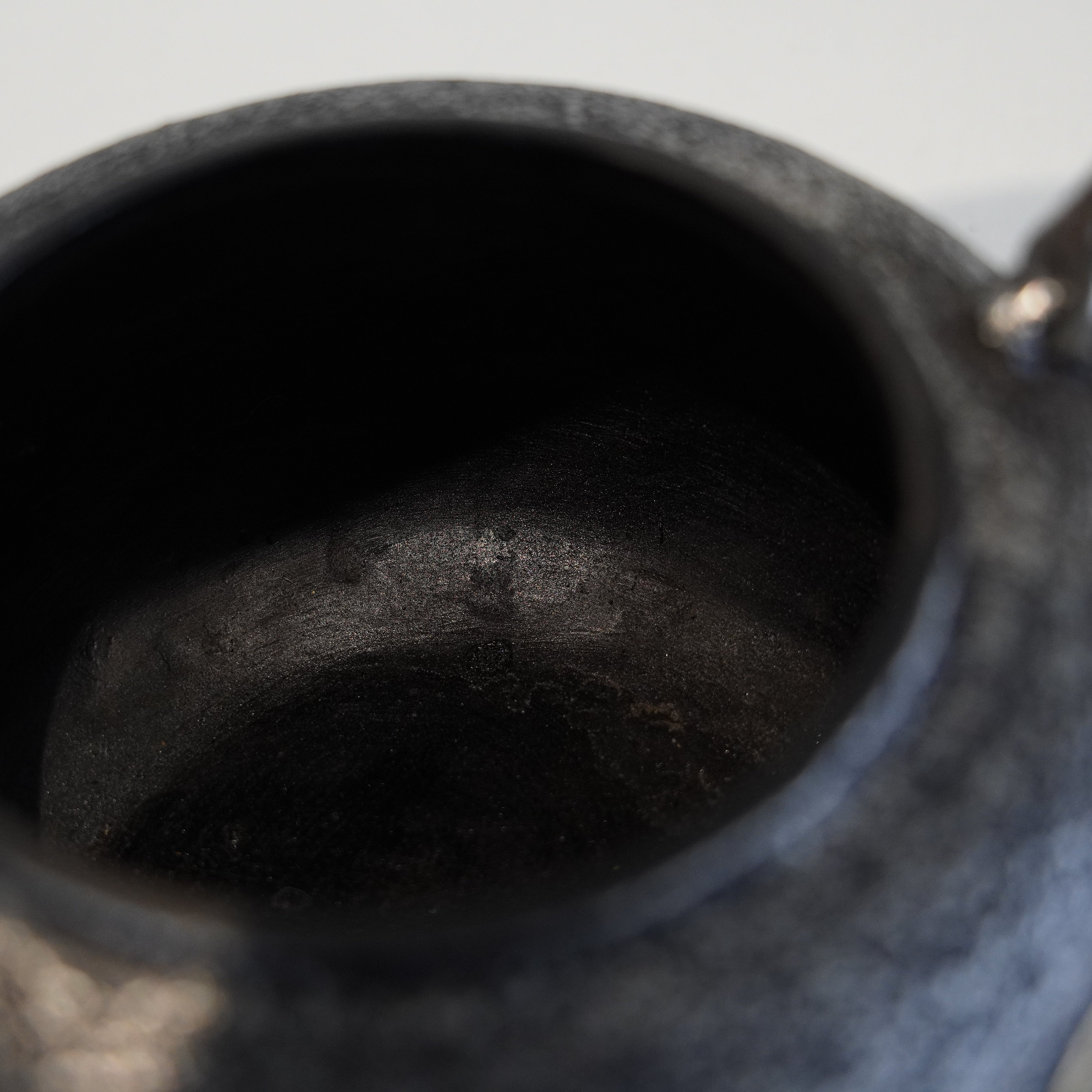 Iron Sand Kettle / Mt.Fuji & Horse / Flat Round Shape