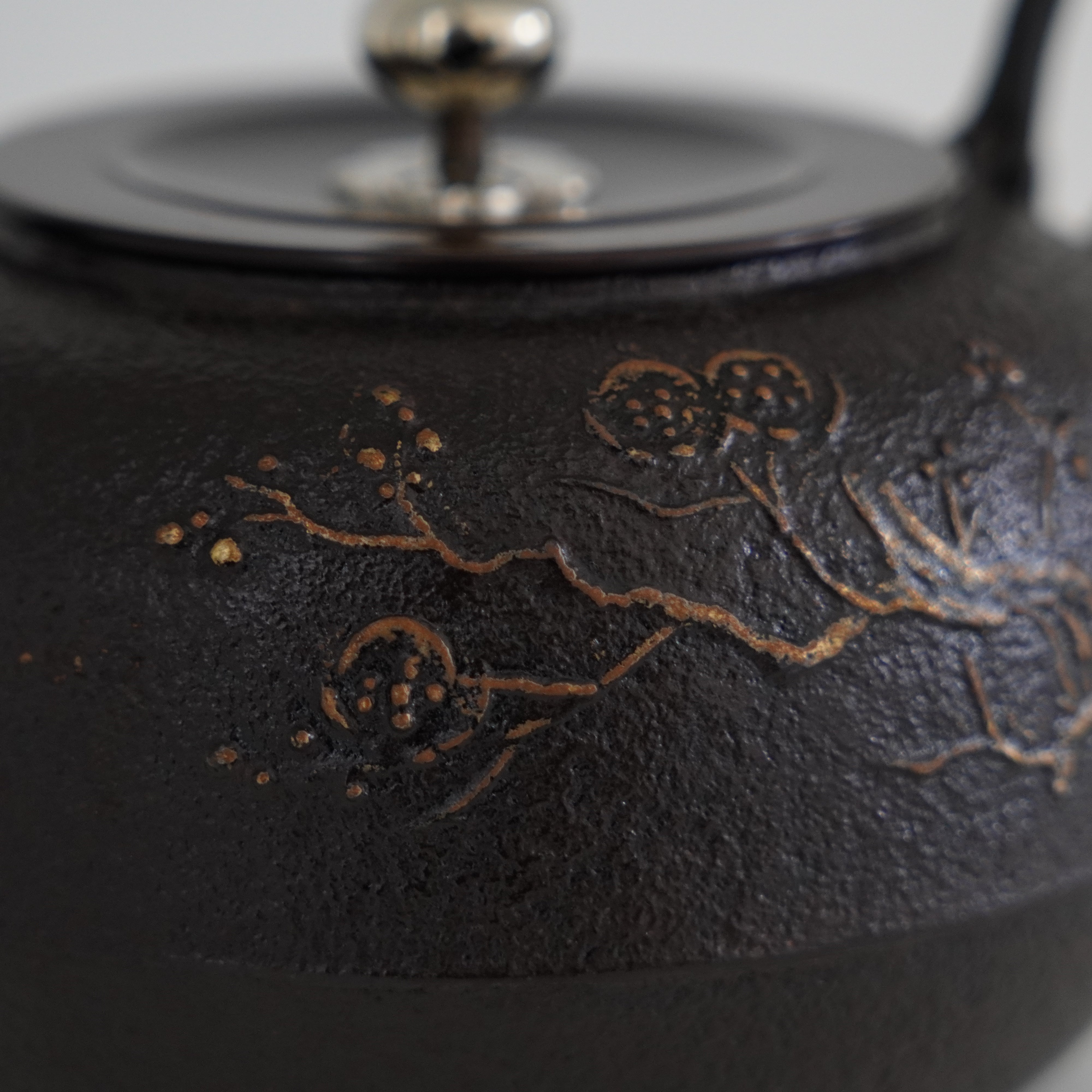 Iron Kettle / Plum / Flat Round Shape