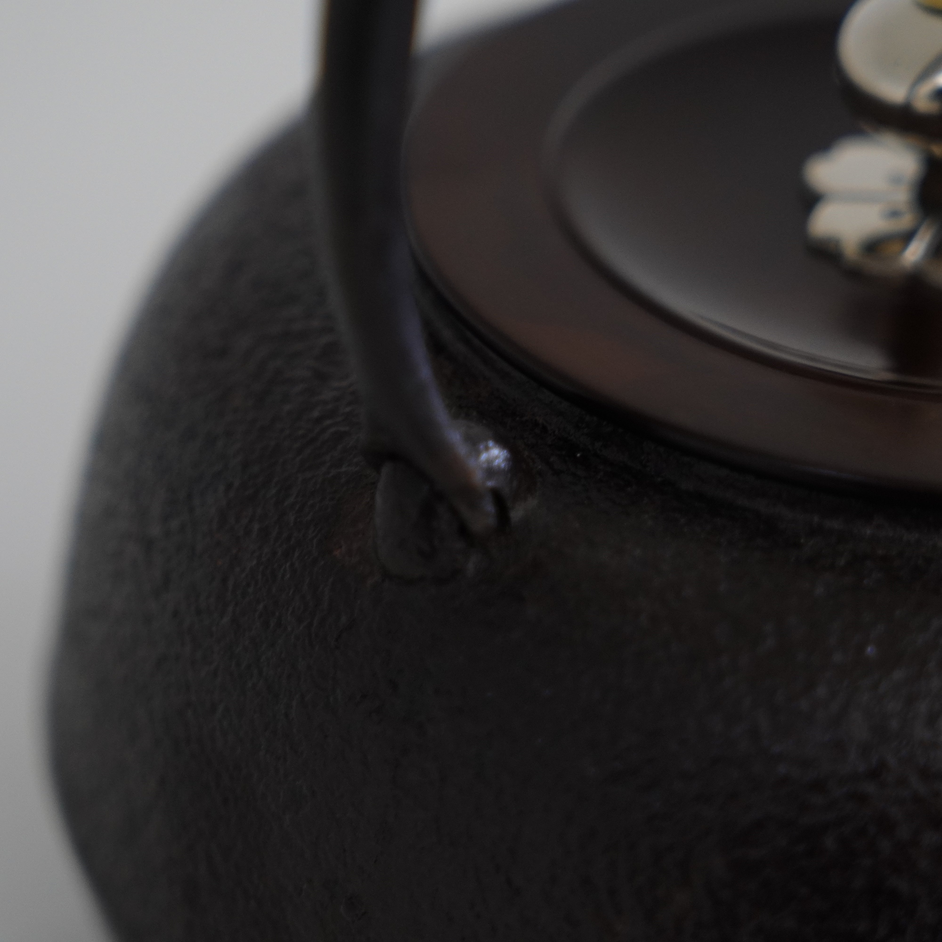 Iron Kettle / Plum / Flat Round Shape