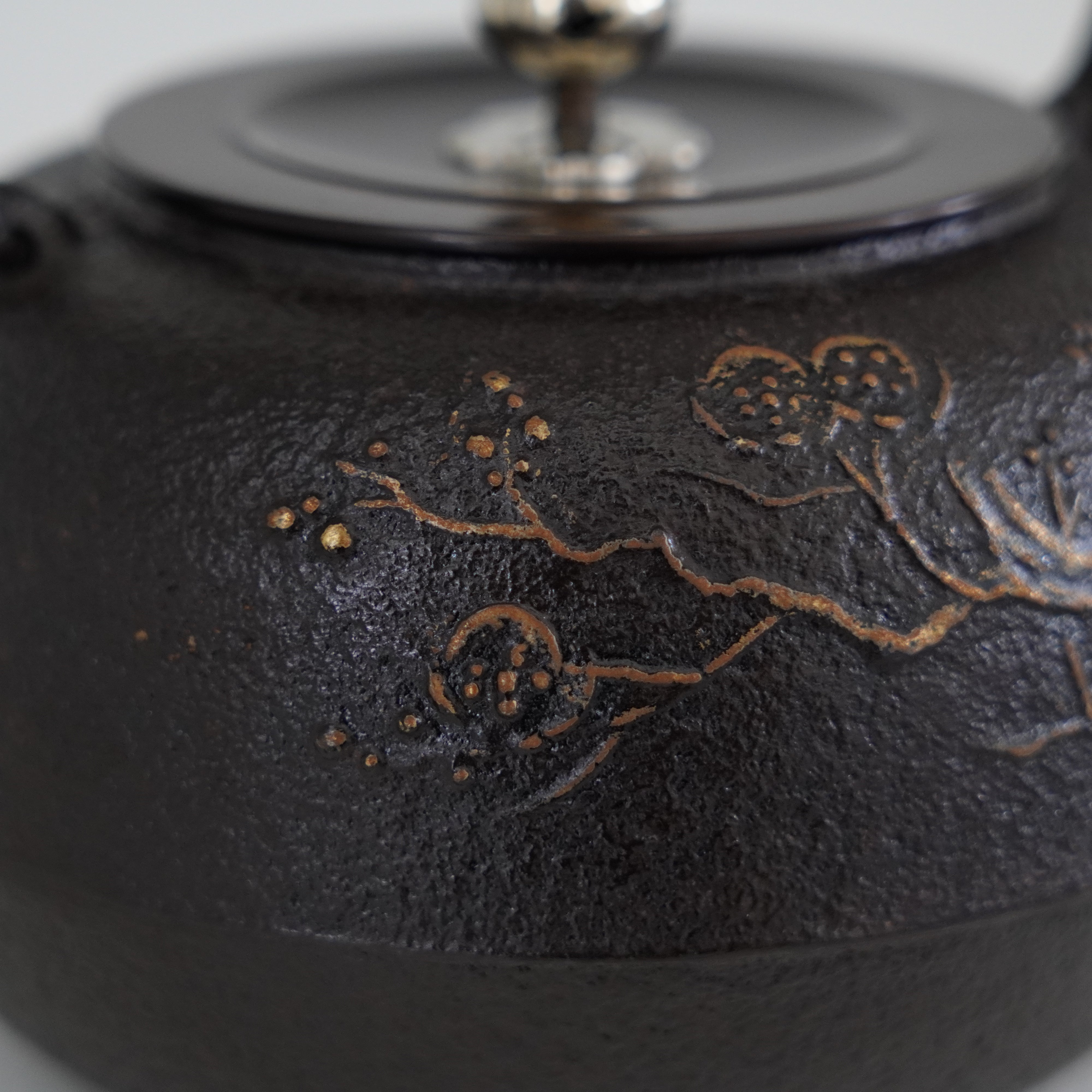 Iron Kettle / Plum / Flat Round Shape