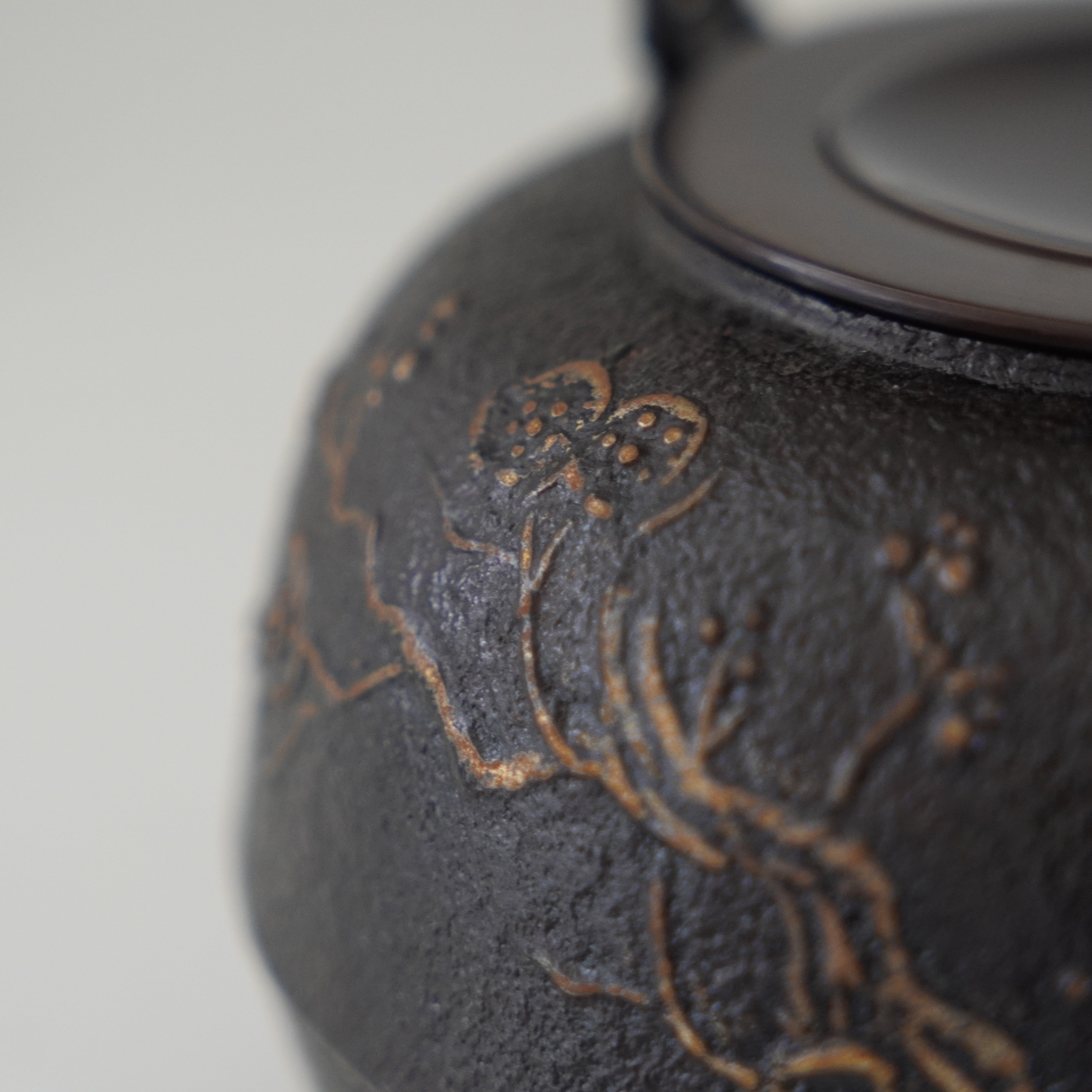 Iron Kettle / Plum / Flat Round Shape