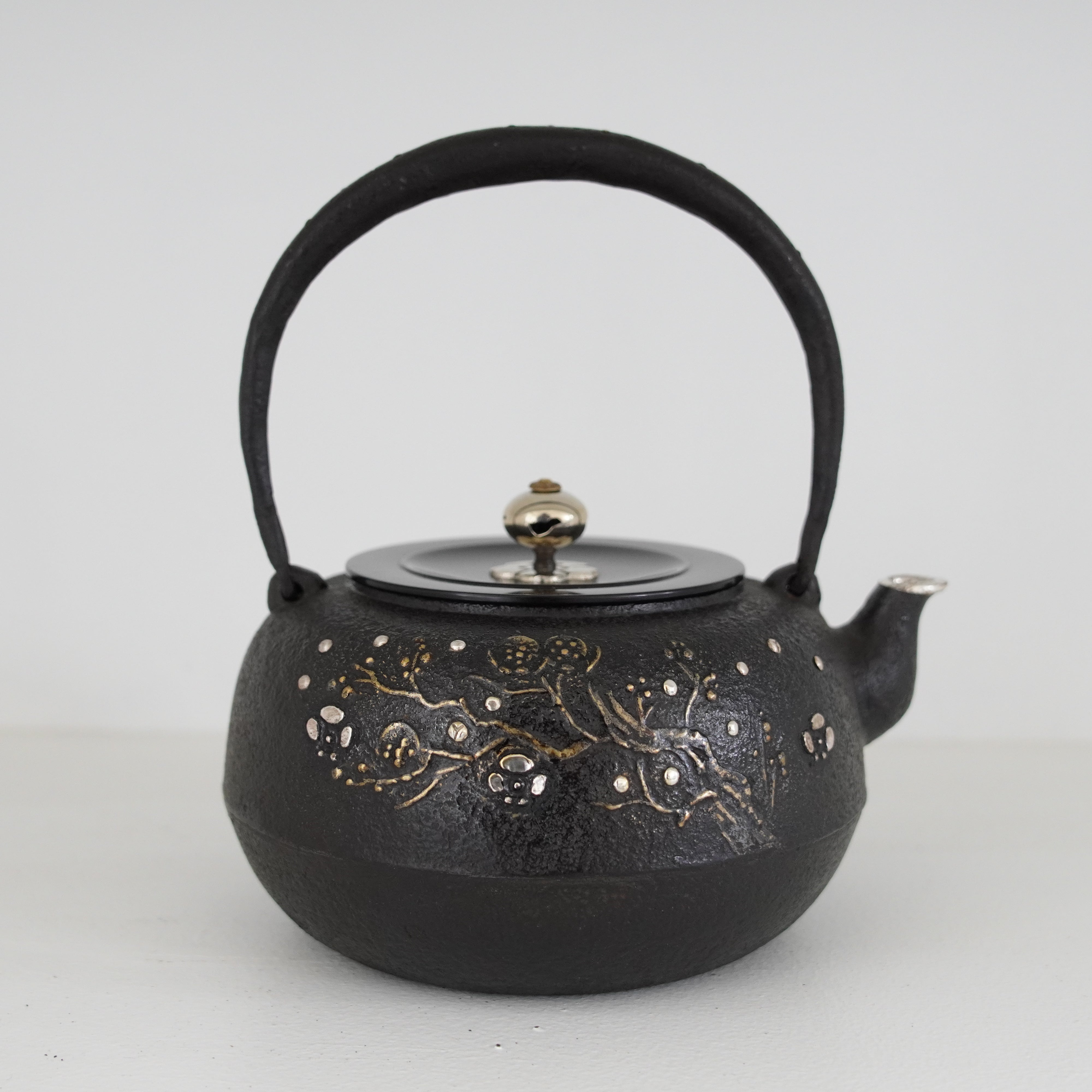 Iron Kettle / Plum, Gold and Silver / Flat Round Shape