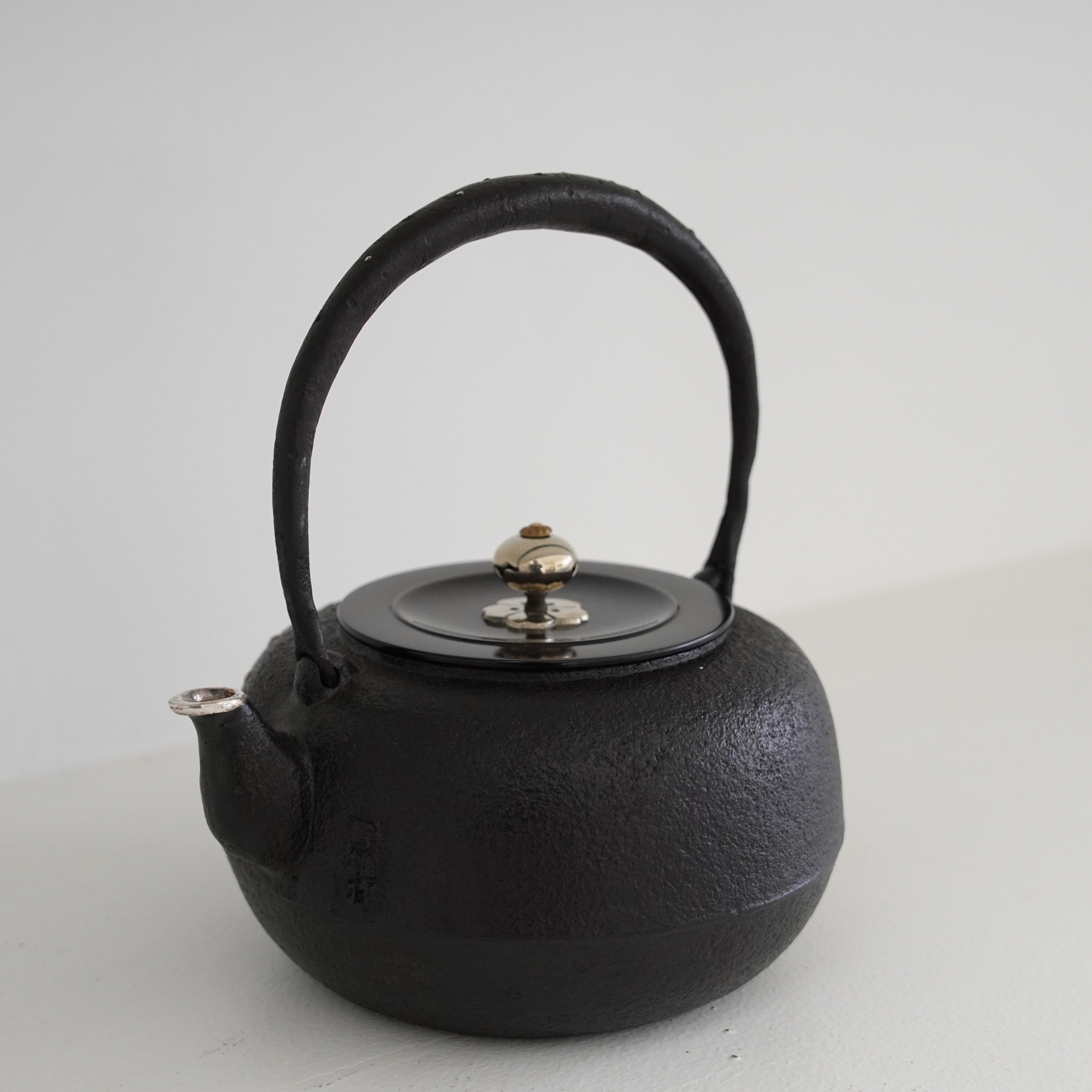 Bollitore di ferro / prugna, oro e argento / forma tonda piatta