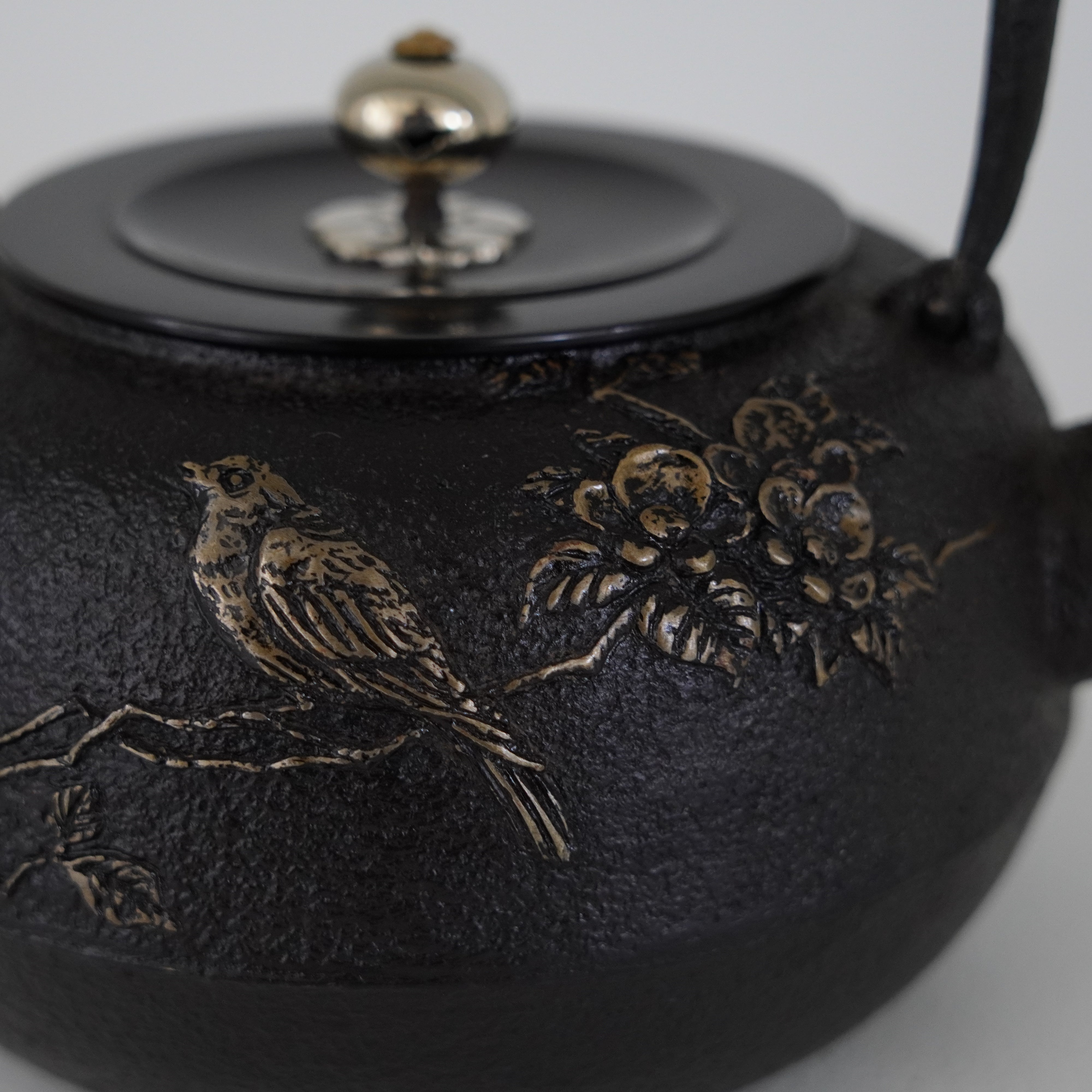 Iron Kettle / Nightingale / Flat Round Shape