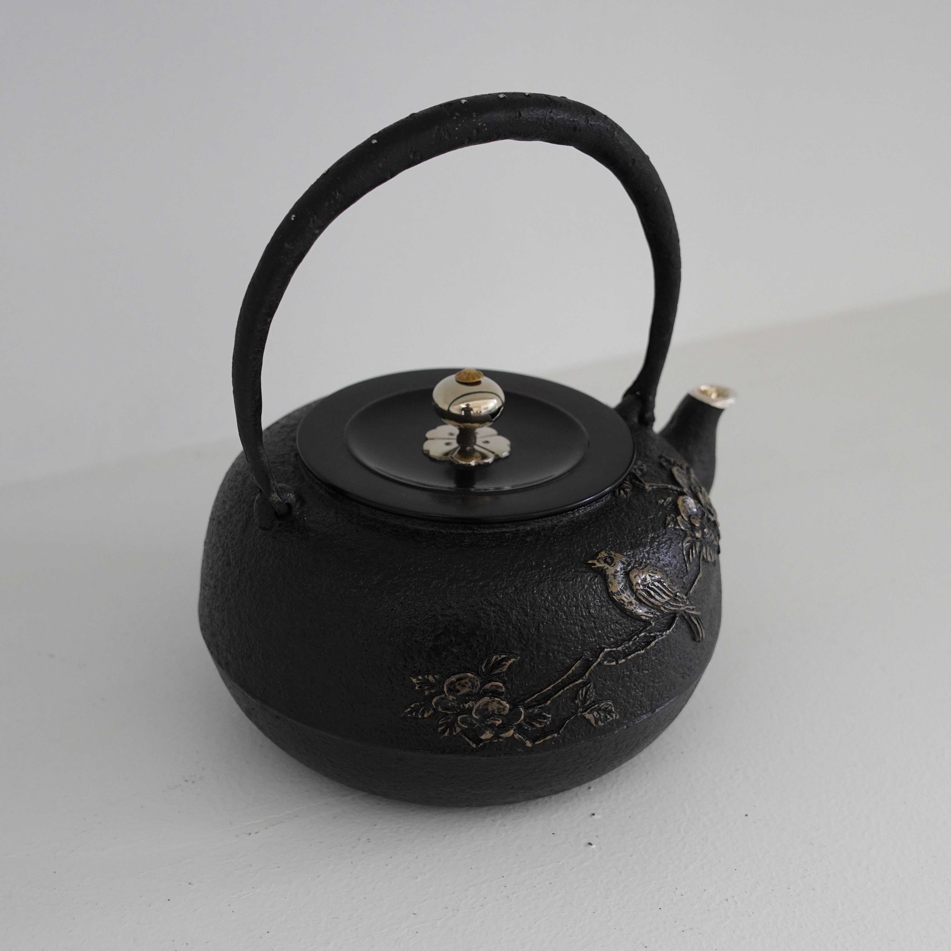Iron Kettle / Nightingale / Flat Round Shape