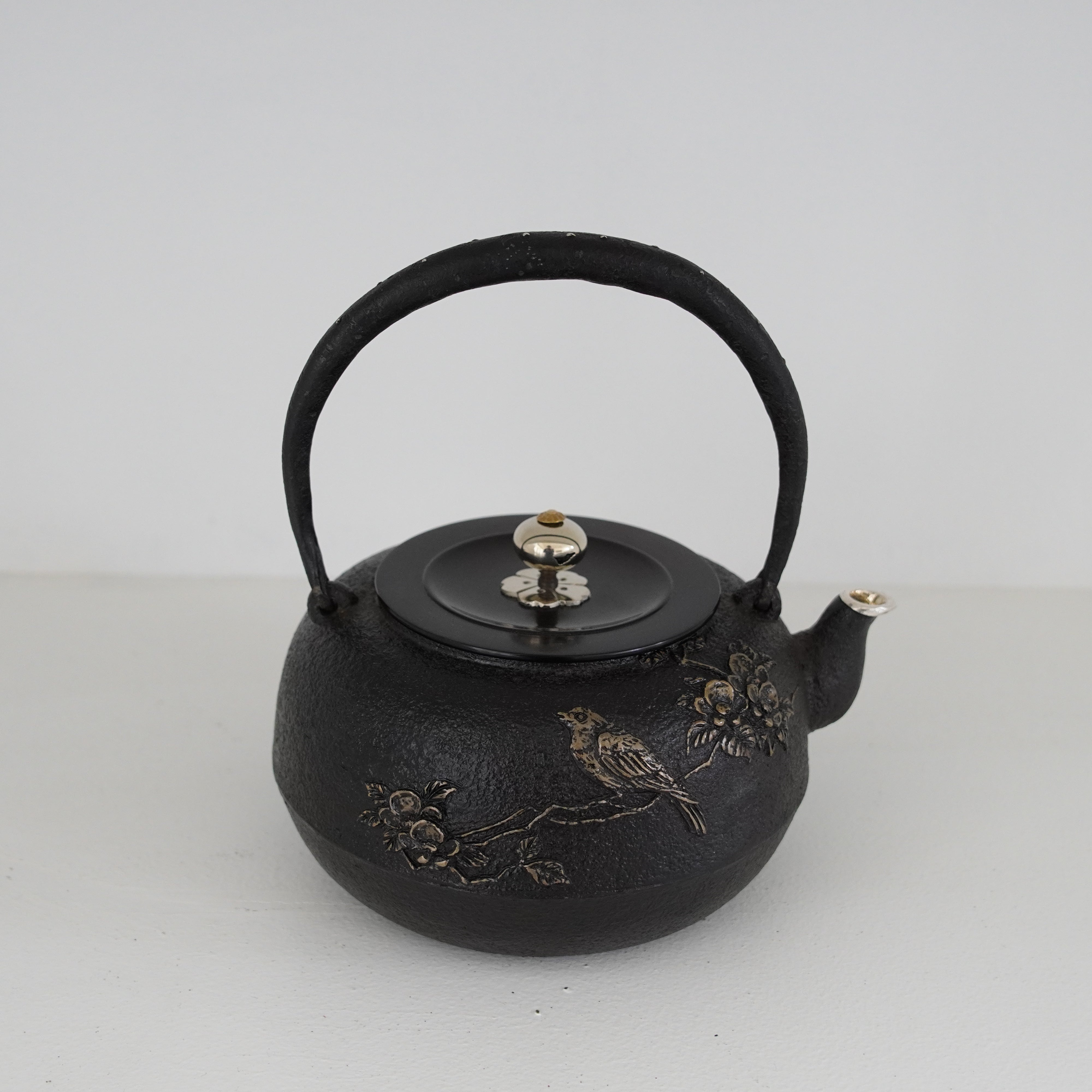 Iron Kettle / Nightingale / Flat Round Shape
