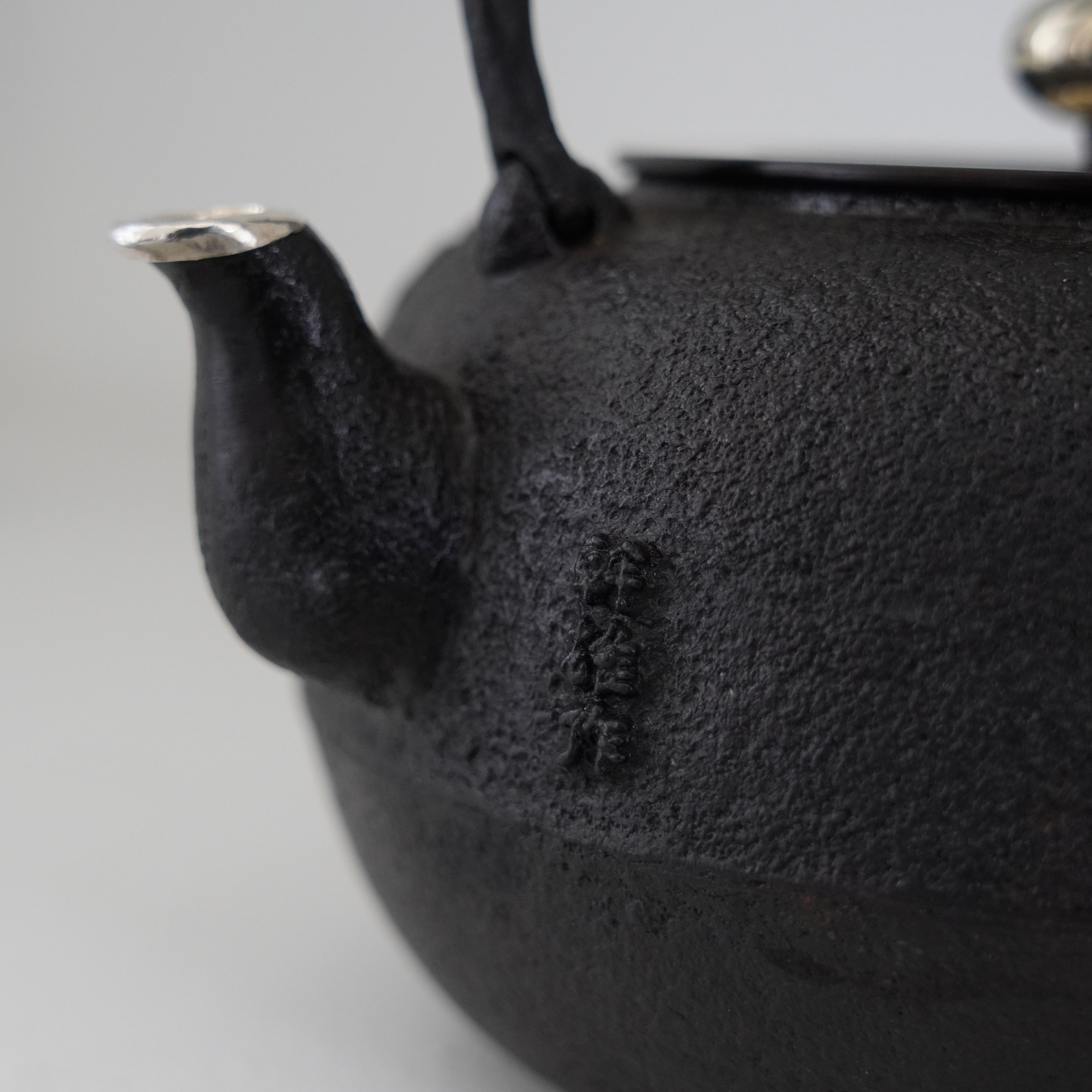 Iron Kettle / Nightingale / Flat Round Shape