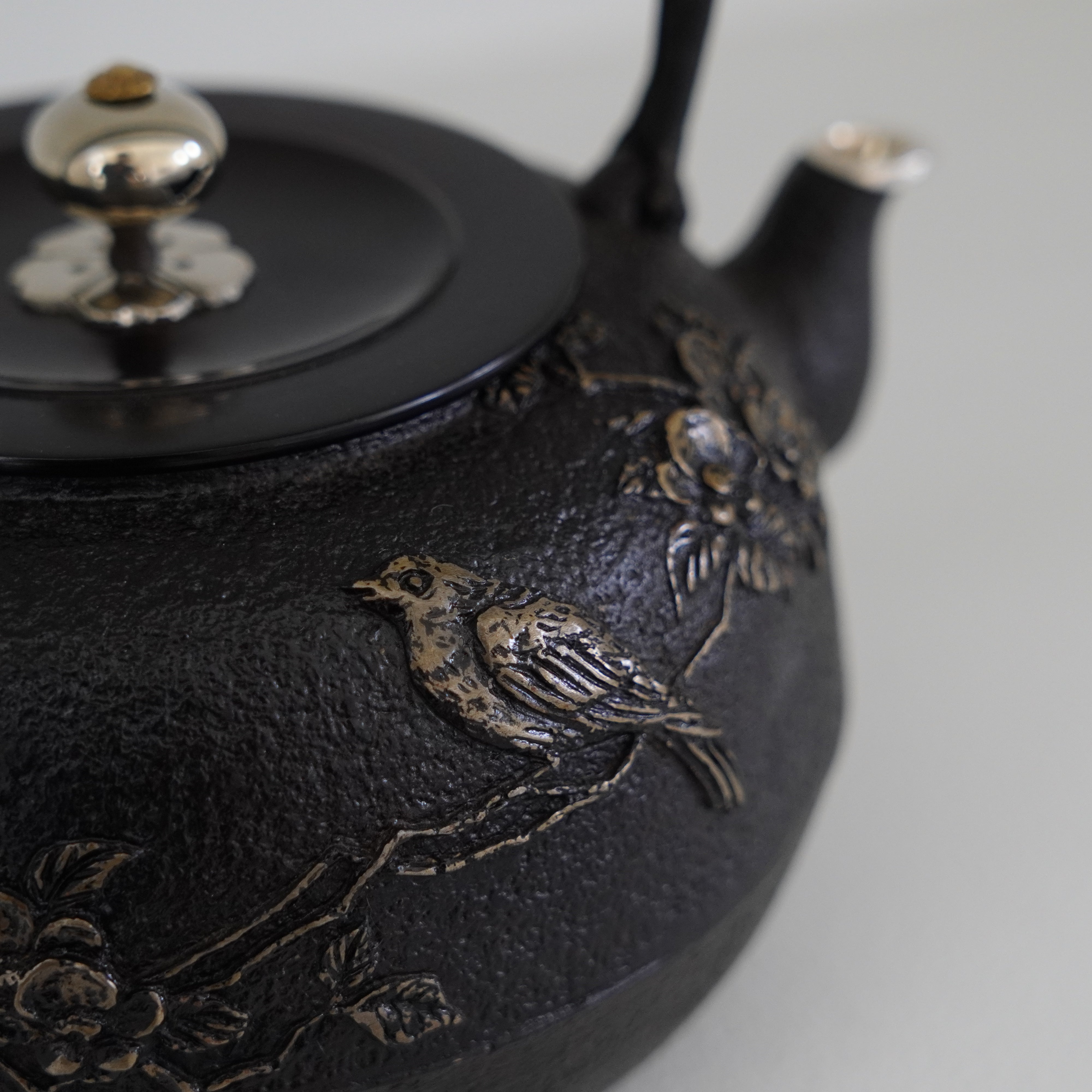 Iron Kettle / Nightingale / Flat Round Shape