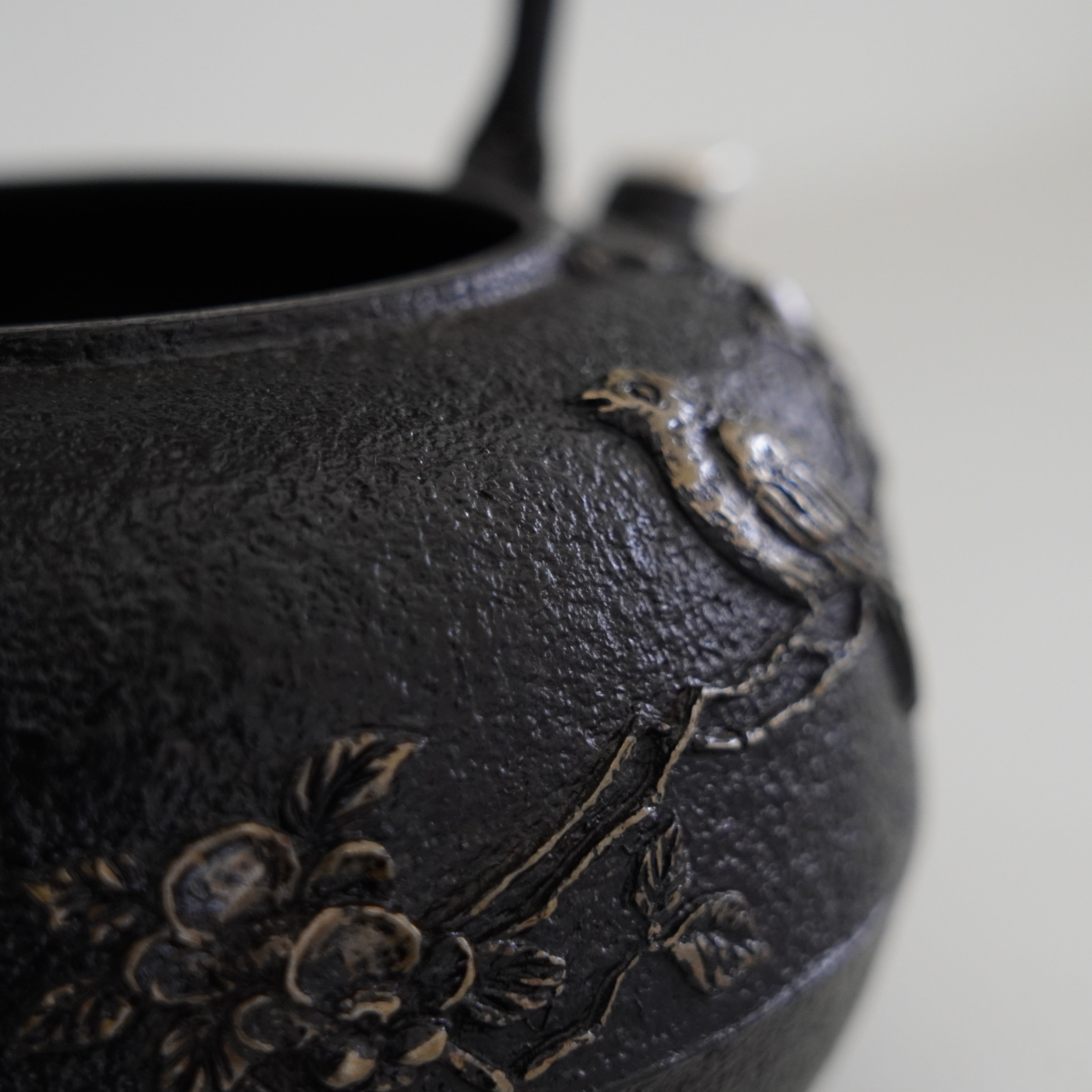 Iron Kettle / Nightingale / Flat Round Shape
