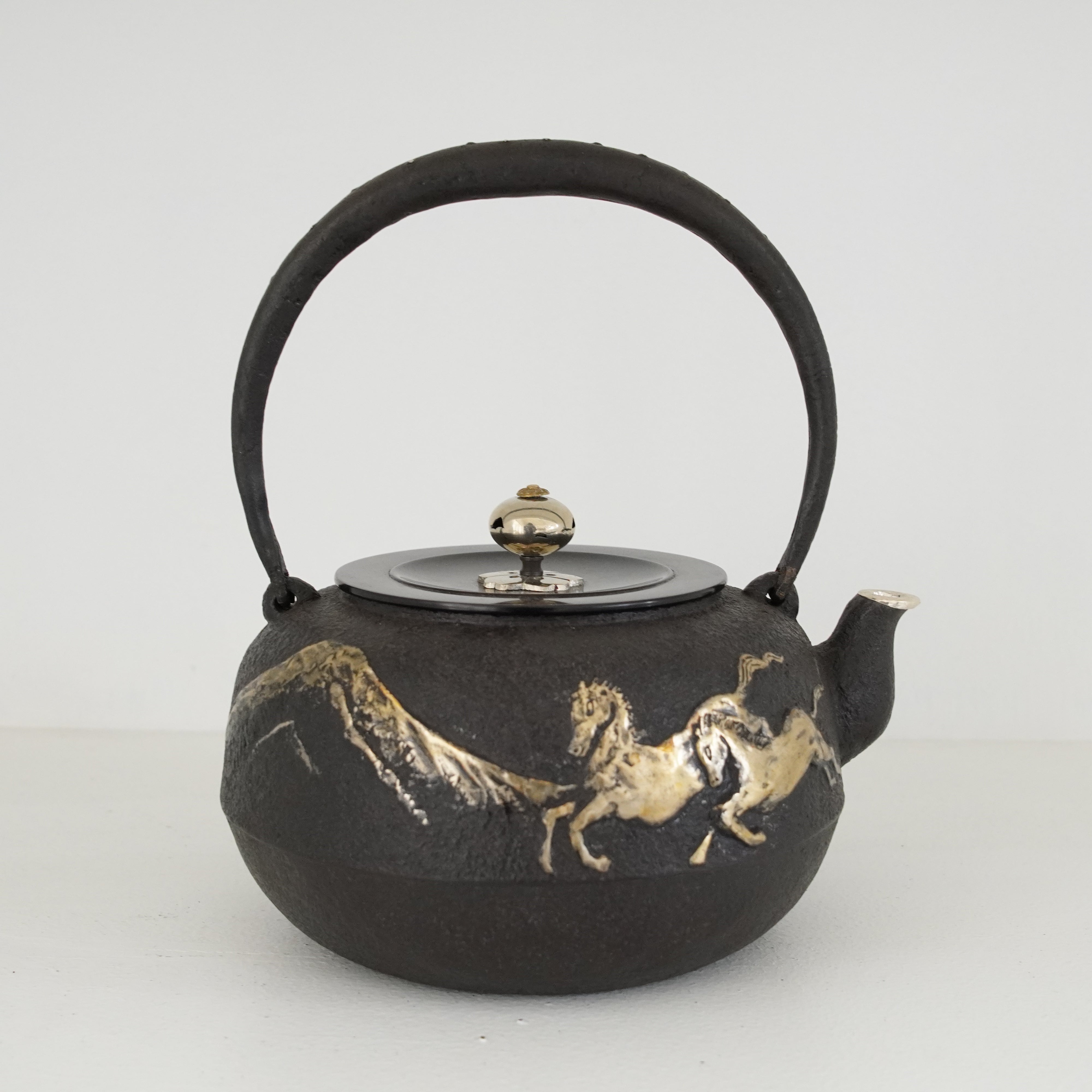 Iron Kettle / Mt.Fuji & Horse / Flat Round Shape