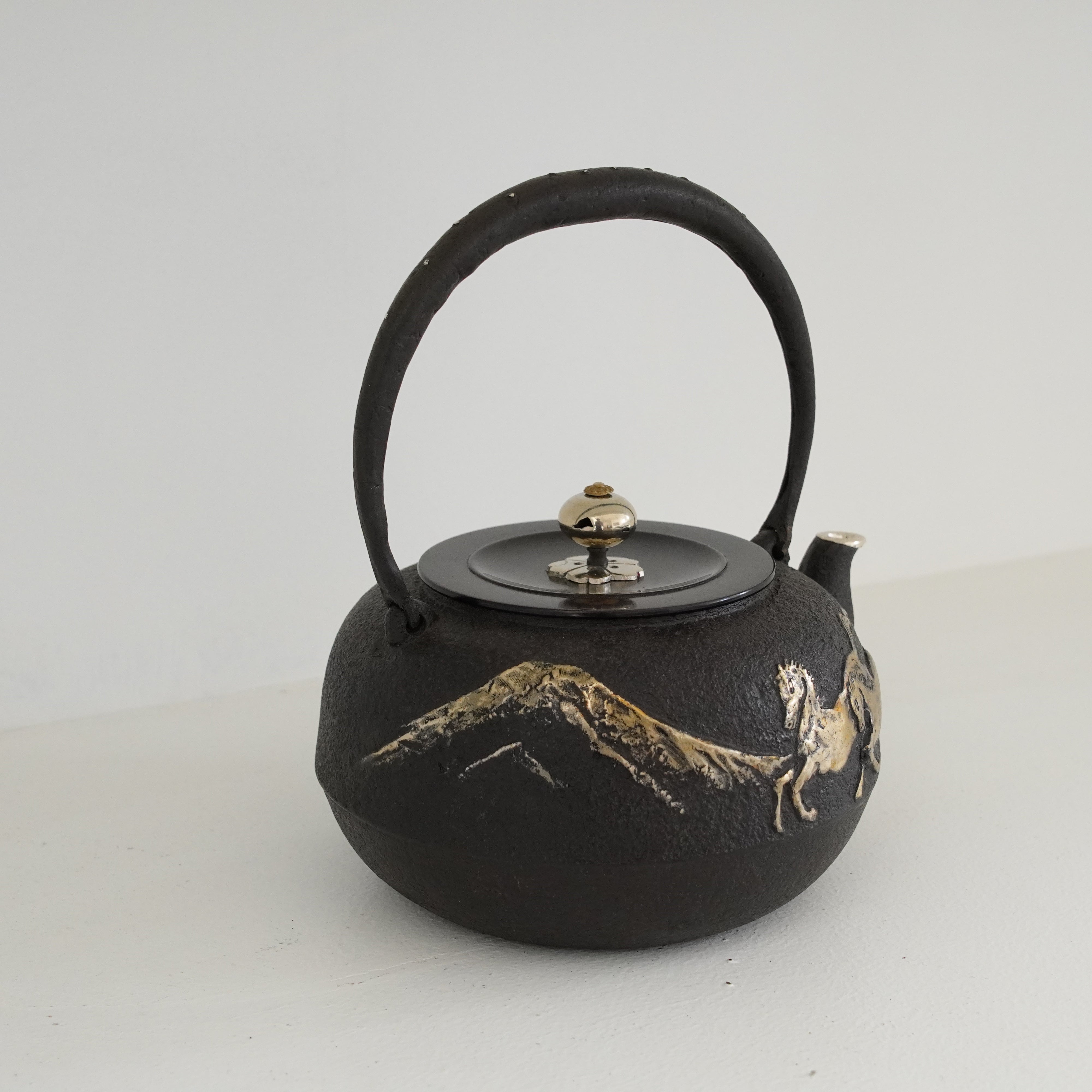 Fer de fer / mt.fuji et cheval / forme ronde plate