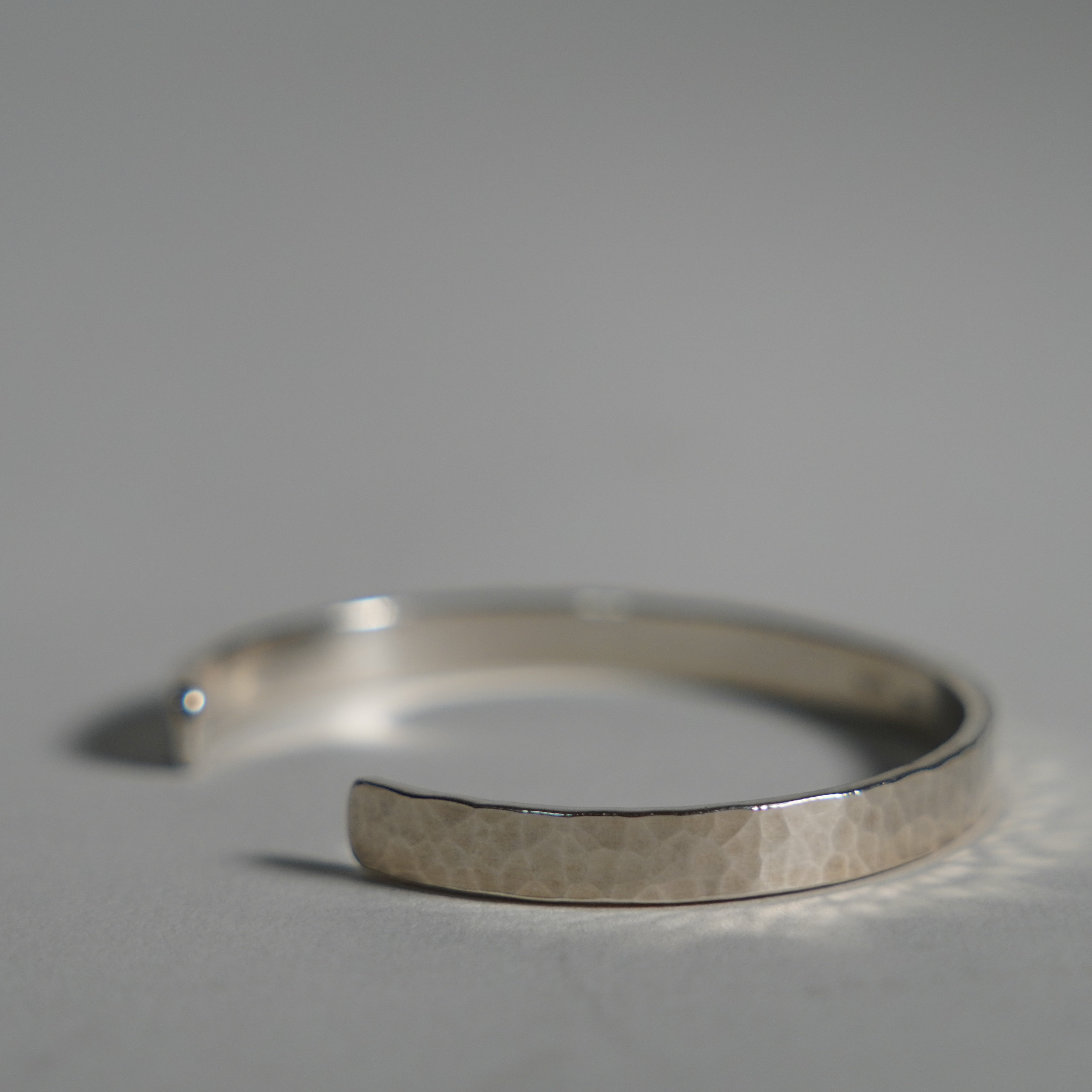 Silver Bangle / nebbia