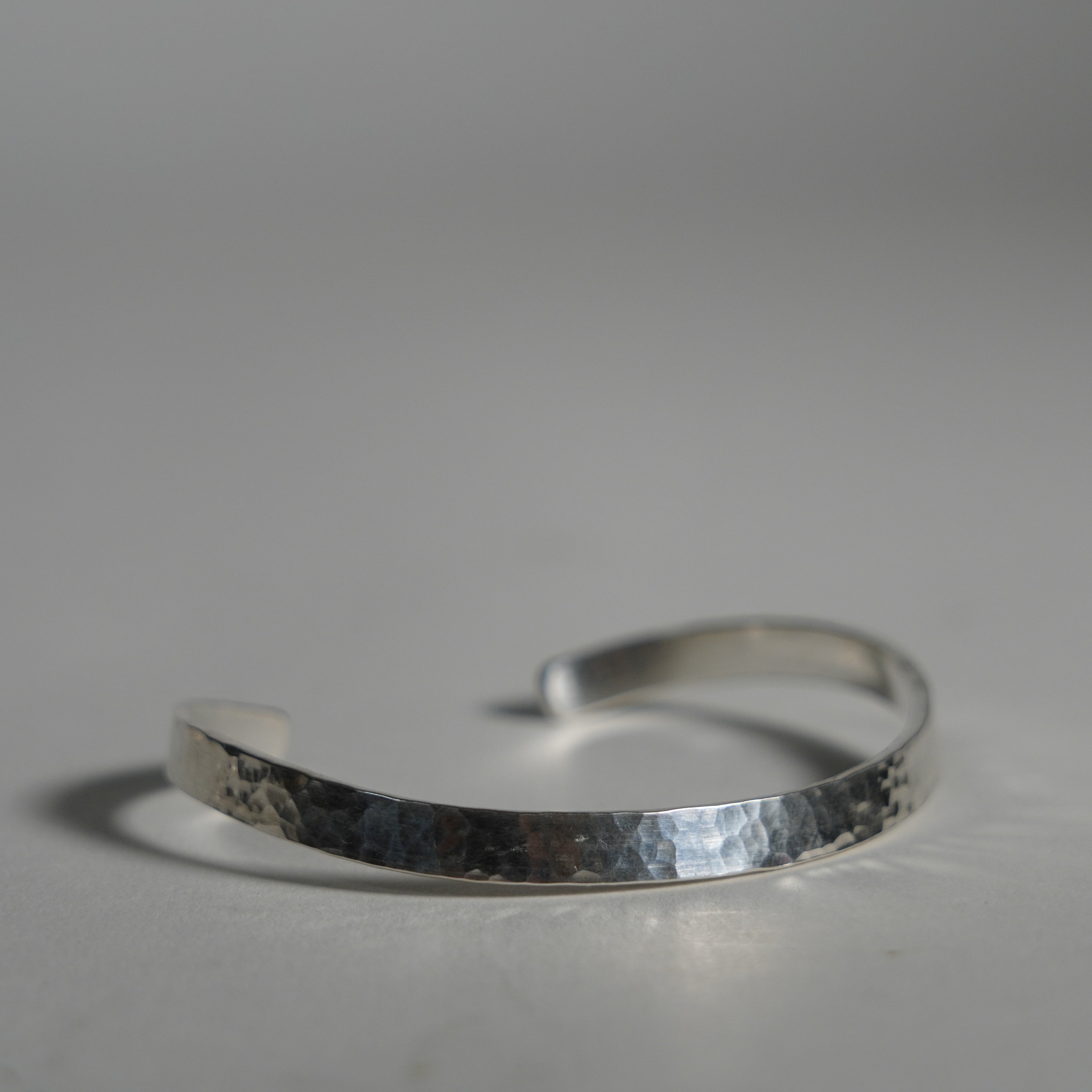 Brazalete de plata / patrón martillado