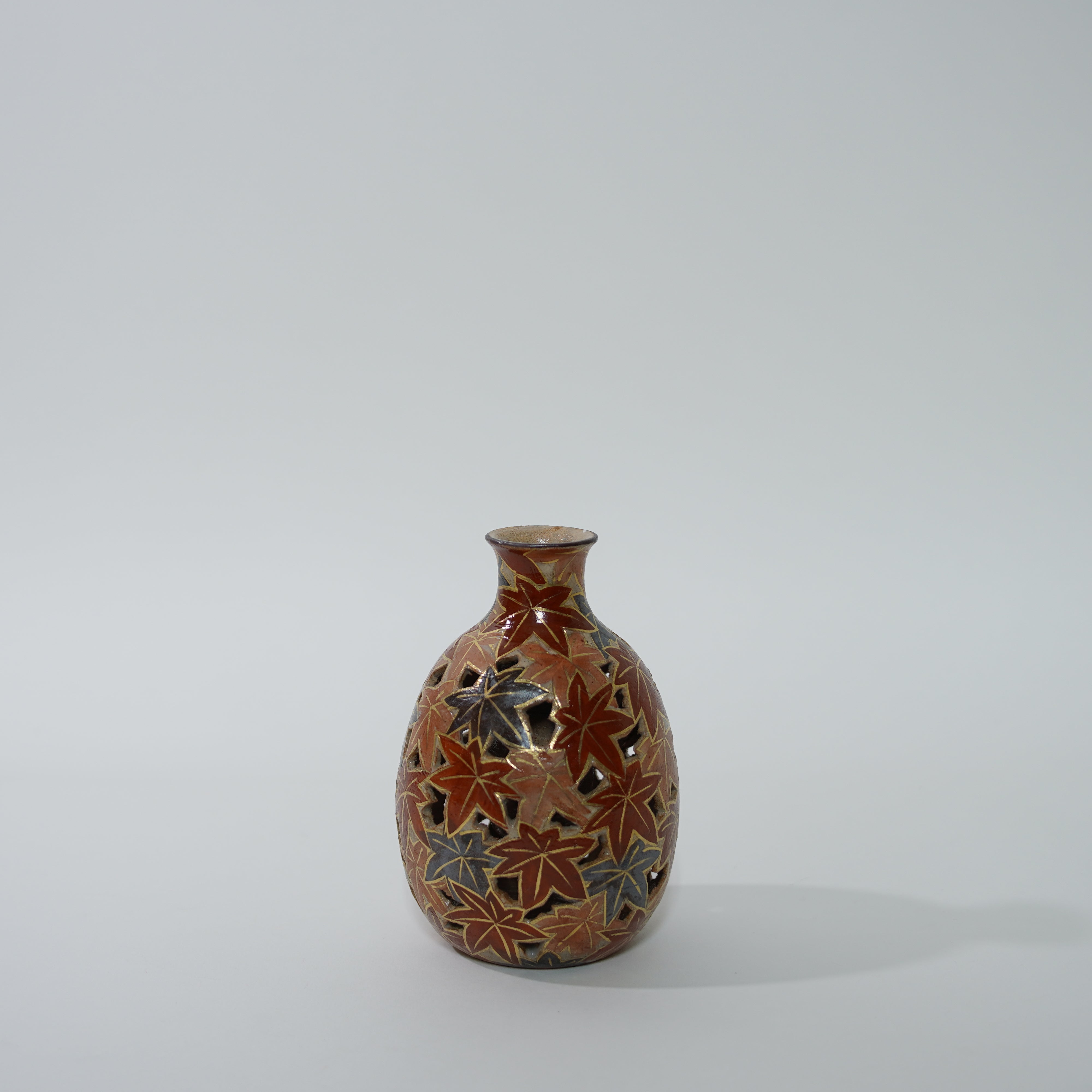 Vase à fleur unique outworks ouverts feuilles d'automne