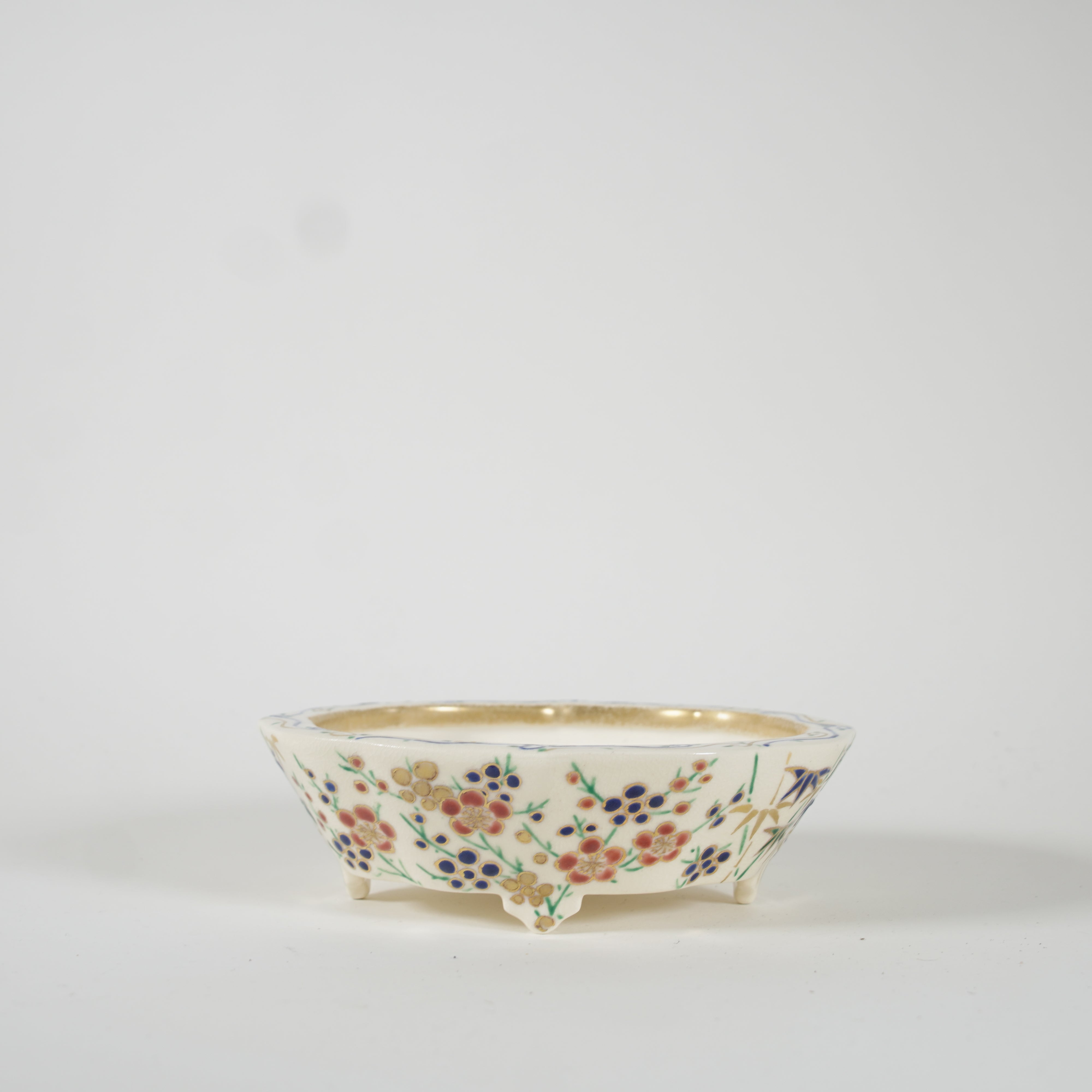 Bon Bowl, Pine, Bamboo 및 Plum in Overglaze 에나멜