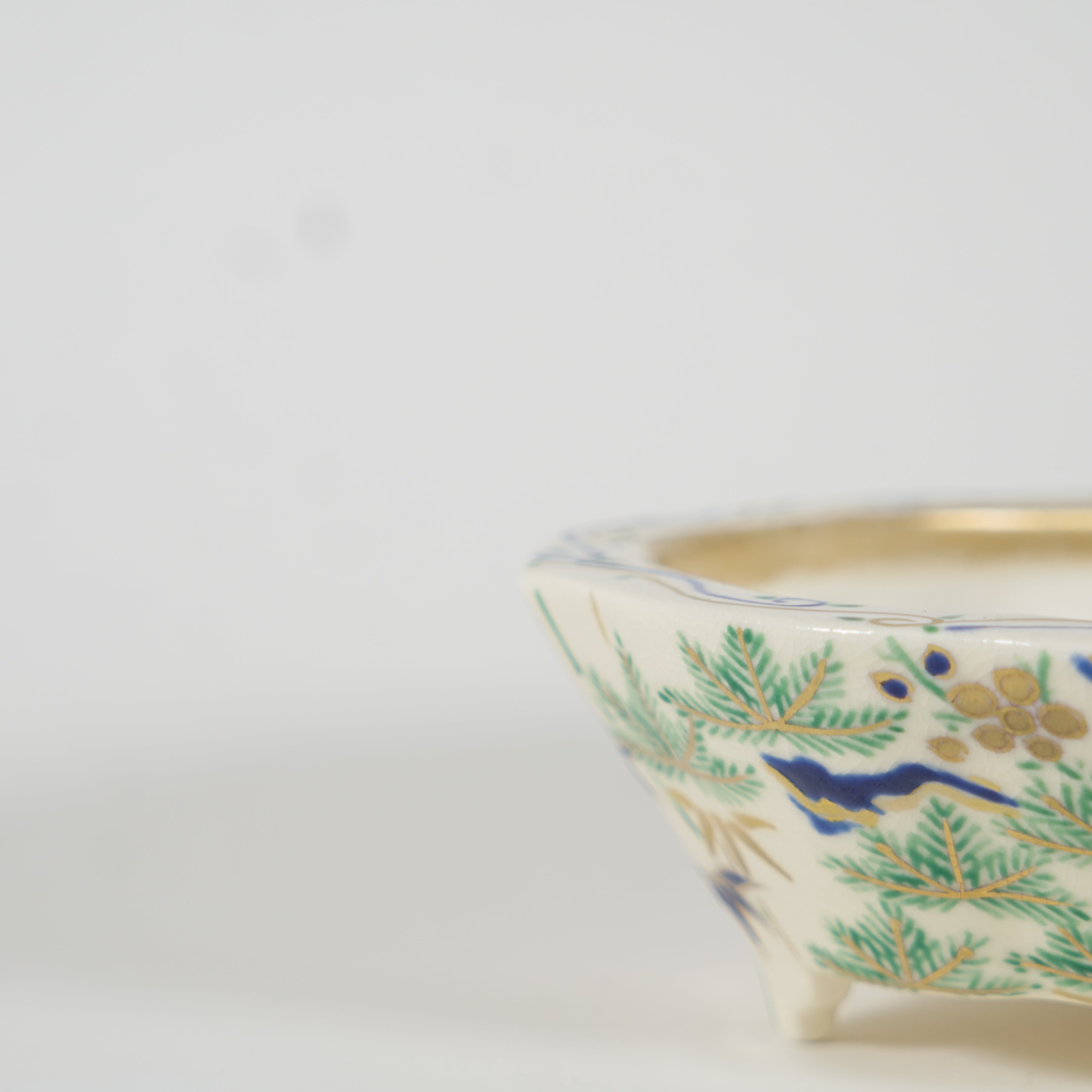 Bon Bowl, Pine, Bamboo 및 Plum in Overglaze 에나멜
