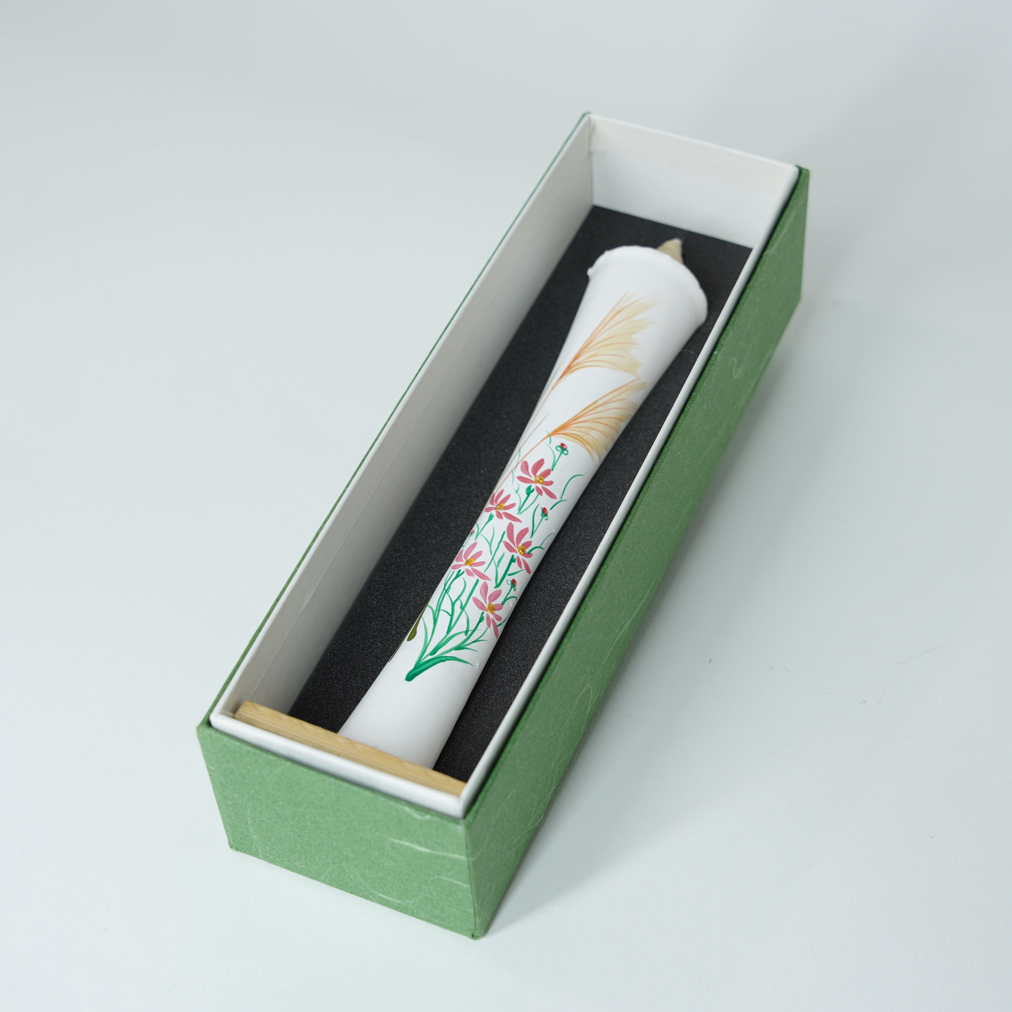 Large Hand-painted Candle (White Susuki) with Bamboo Holder