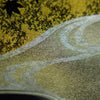 흐르는 물이있는 금색 유리 판 / 일본 단풍 나무