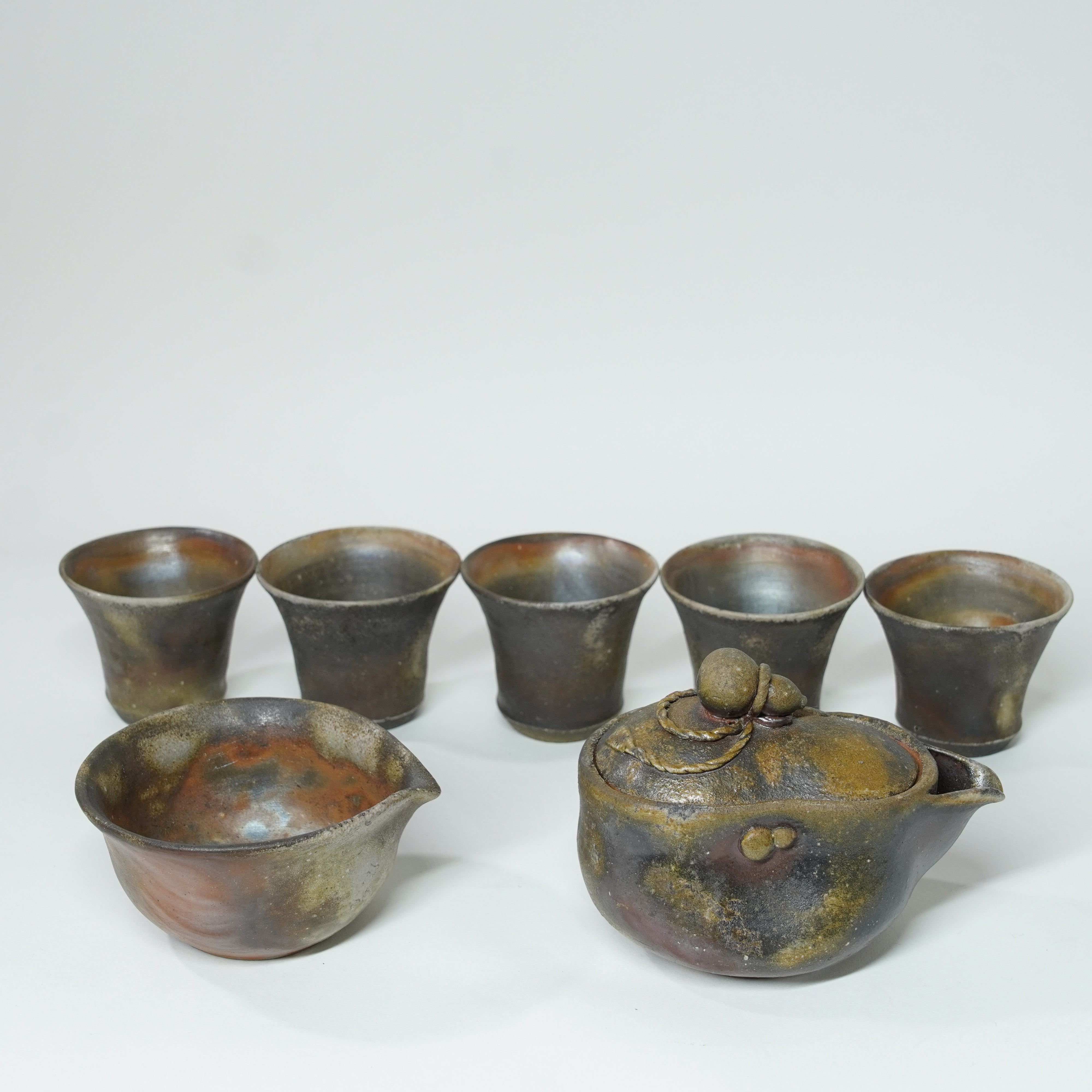 Utensilios de té tocados a mano (botella del tesoro, agua caliente, té de grupo)