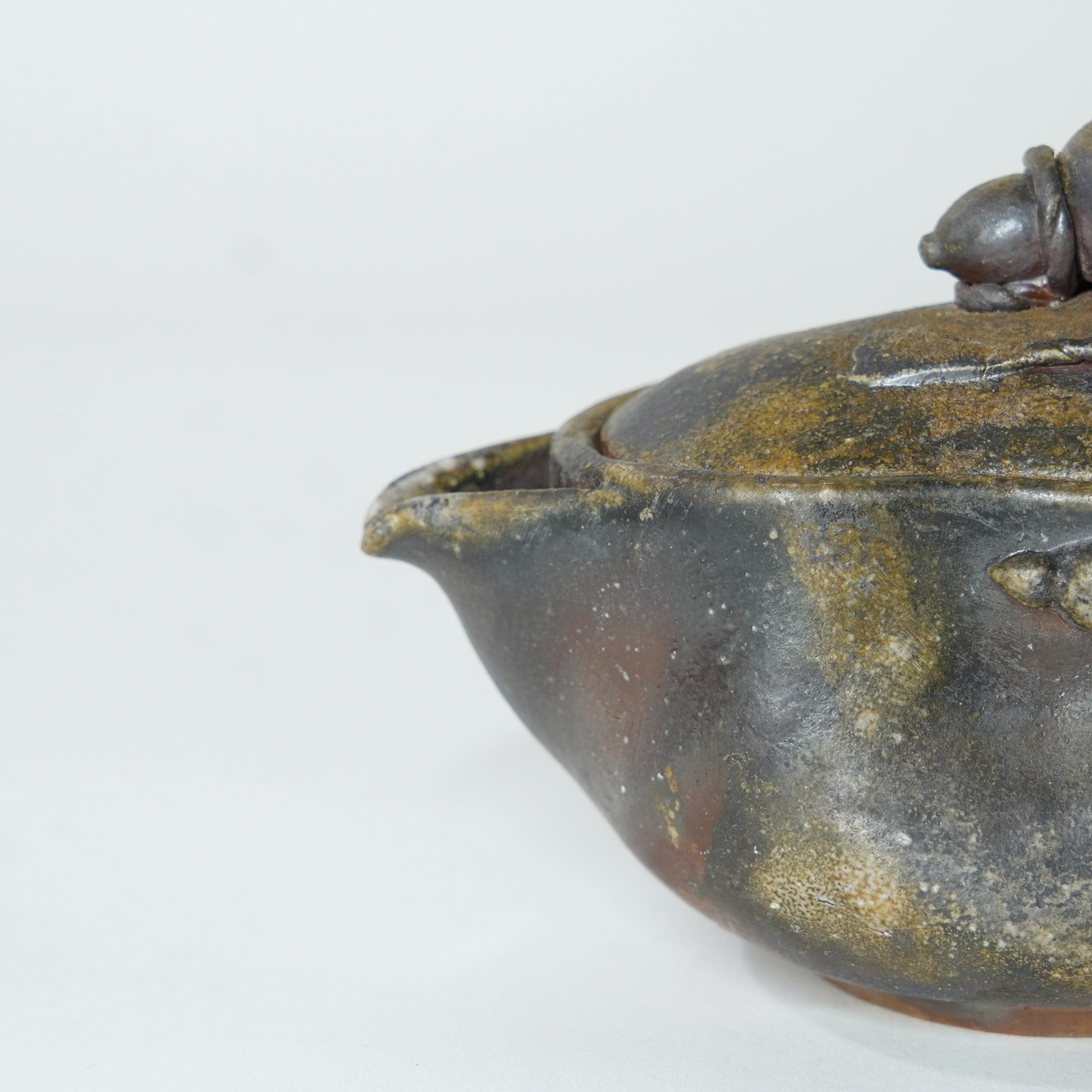 Utensilios de té tocados a mano (botella del tesoro, agua caliente, té de grupo)