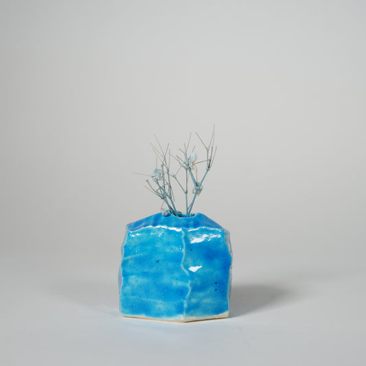 Mini jarrón para una flor azul
